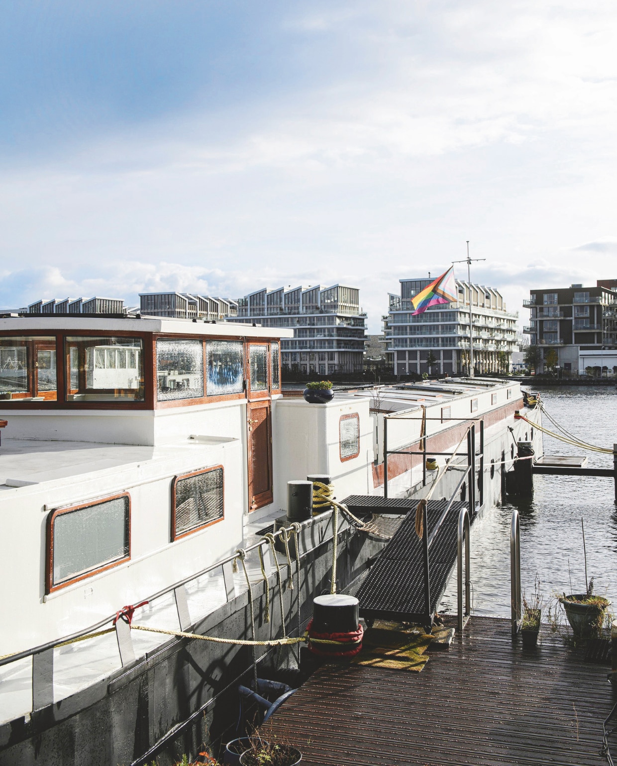 Het woonschip is veertig meter lang en ligt in een rij van schepen. Het is duurzaam geïsoleerd, heeft een warmtepomp en zonnepanelen. vtwonen 05-2025 | styling Marit Saladini | fotografie Louis Lemaire | tekst Jackie Oomen