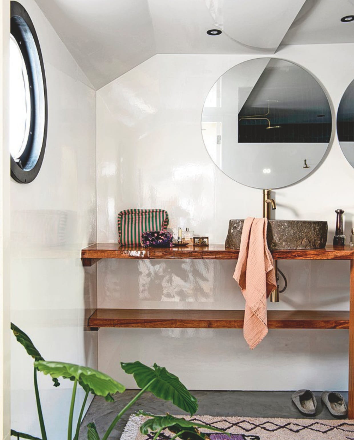 De badkamer zit onder de stuurhut. Blad van eikenhout, waskommen van Indonesisch natuursteen, kraanwerk FortiFura Calvi. vtwonen 05-2025 | styling Marit Saladini | fotografie Louis Lemaire