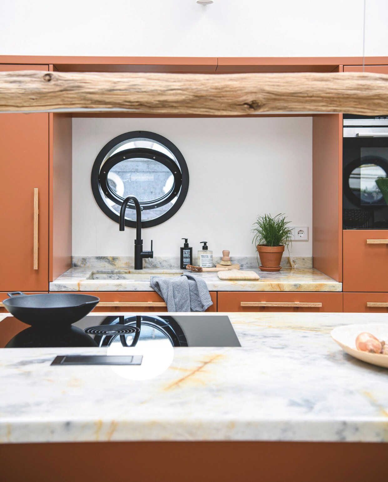 De keuken is op maat gemaakt. Kookplaat met ingebouwde afzuiging Bora. Werkbladen van kwartsiet Cristallo Azur. Kraan Quooker. vtwonen 05-2025 | styling Marit Saladini | fotografie Louis Lemaire | tekst Jackie Oomen
