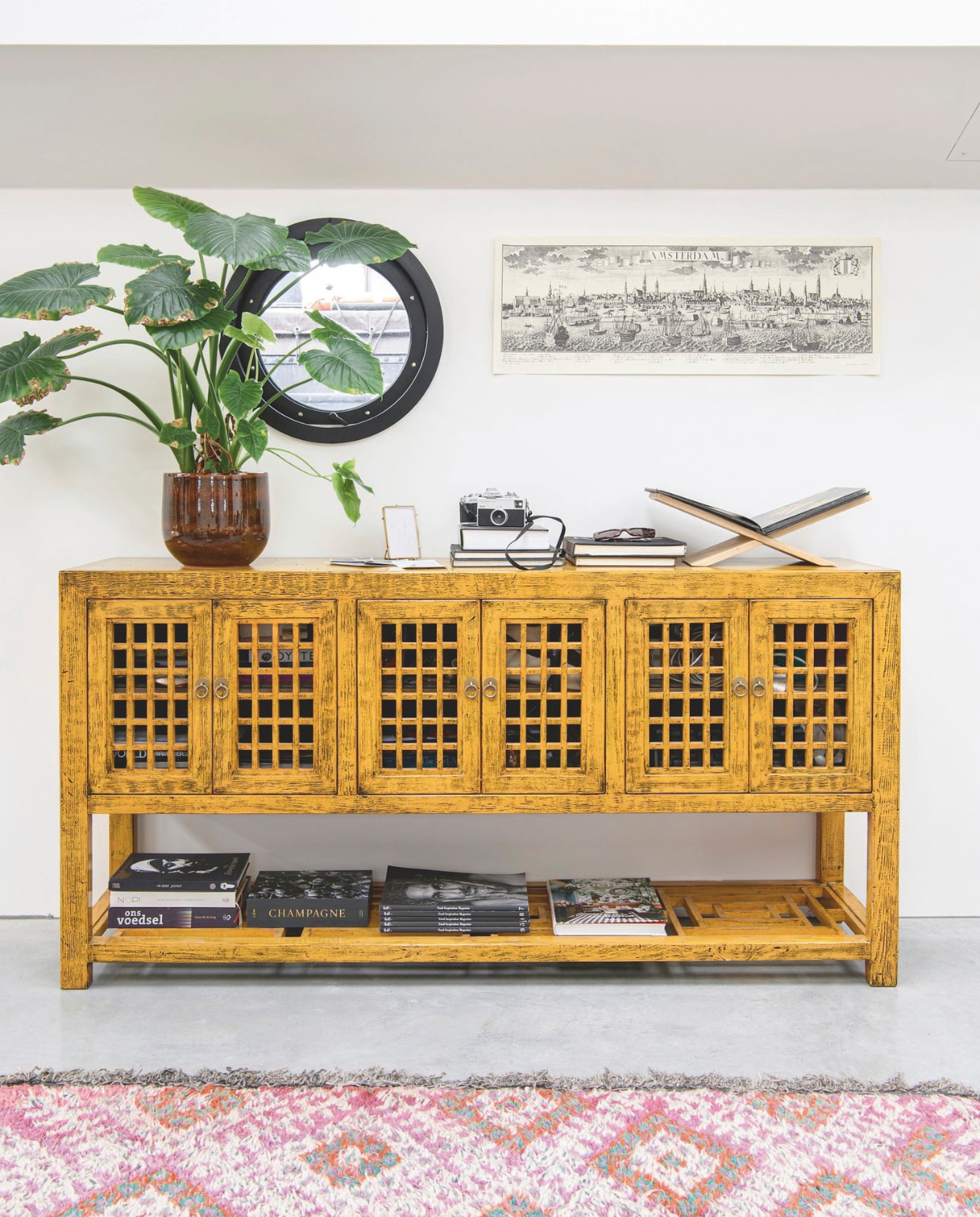 Kast Loods 5. Aan de muur een vintage prent van Amsterdam. vtwonen 05-2025 | styling Marit Saladini | fotografie Louis Lemaire | tekst Jackie Oomen