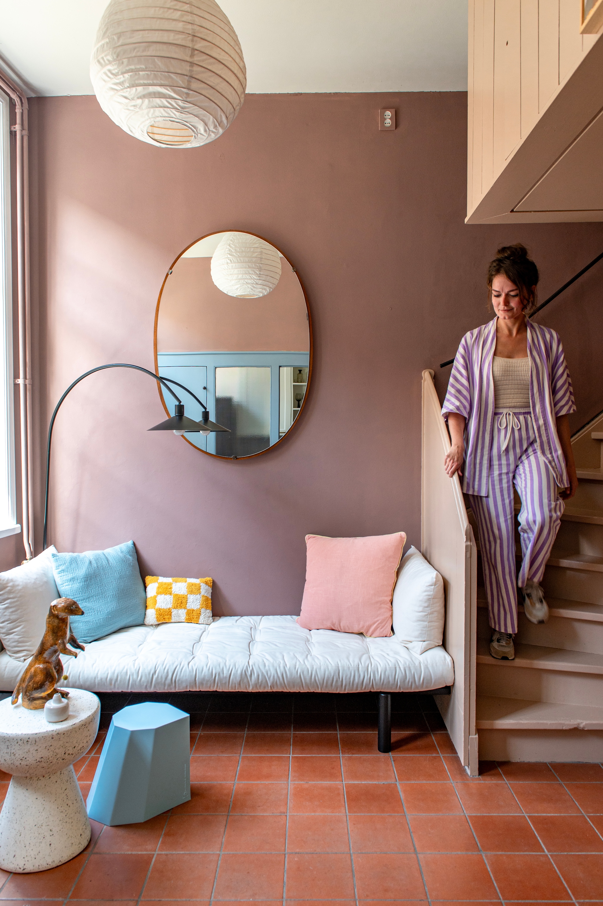 Katoenen lamp The James, booglamp Philou van Karwei. Spiegel kringloopwinkel, daybed van Karup Design, kussens Sissy-Boy en Karwei. Bijzettafel Terrazzo van HKliving kruk Arnold Circus via Prchtg. Muurverf Sulking Room Pink van Farrow & Ball. Beeld stokstaartje vintage. 	vtwonen diy special | styling Jeske Weel | fotografie Caroline Coehorst