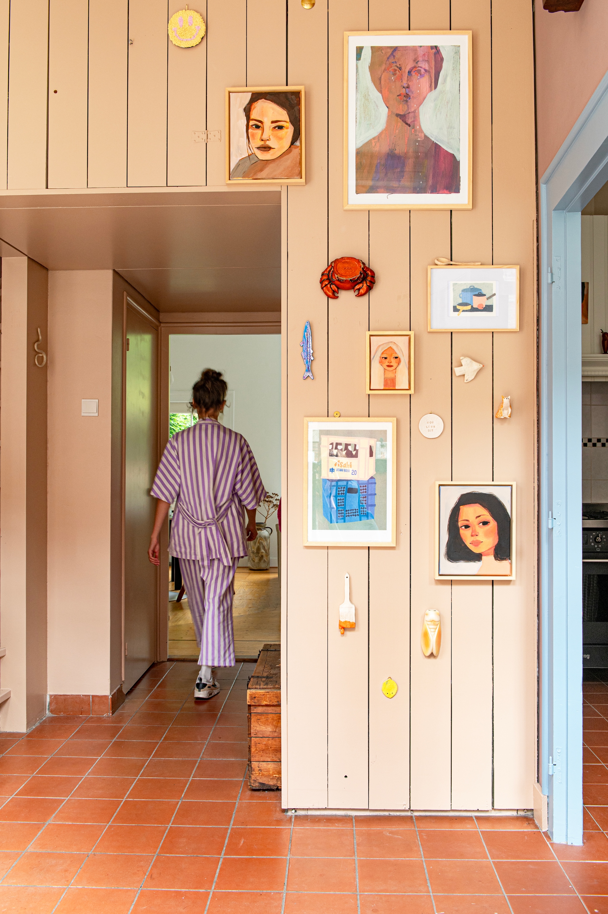 Op de wand onder meer risoprint Asahi van We are Out of Office, keramieken slang An Lanusse, papieren vogel Stefanie Rijs, boekenlegger vis van Id Store waar Iris zelf een haakje aan maakte, vrouwenportret Tina Berning, krabbakje Franse markt, cicade kringloopwinkel en eigen werk van Iris. Houten kist kringloopwinkel. Vloertegels lagen al in het huis. Muurverf Templeton Pink en Kittiwake Farrow & Ball. 	vtwonen diy special | styling Jeske Weel | fotografie Caroline Coehorst