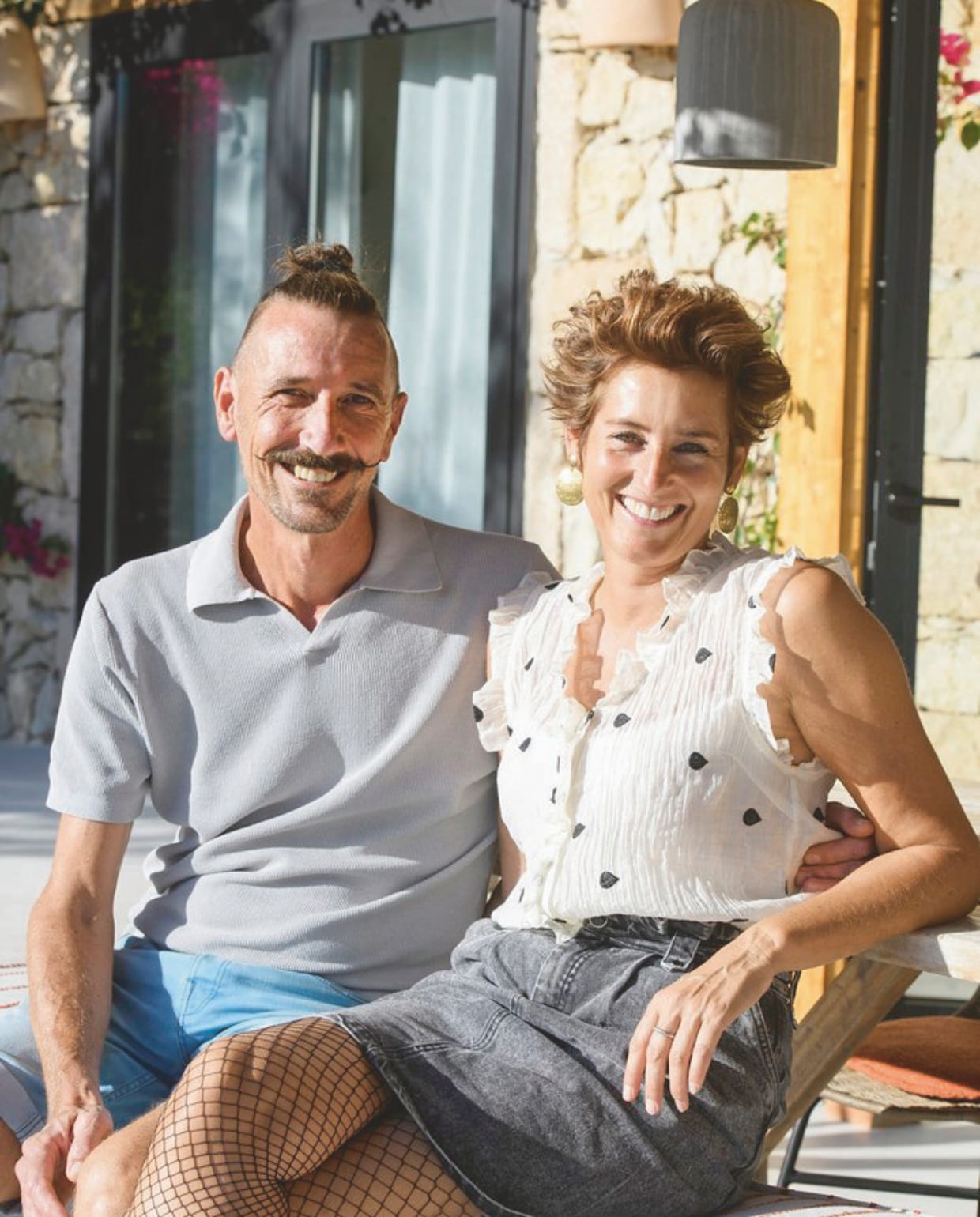De bewoners, Isabelle van de Voorde (45) en Marco Scherbeijn (52), eigenaars van Viva la Vida Buena.  vtwonen zomerboek 2025 | styling Inge van Lieshout | fotografie Louis Lemaire
