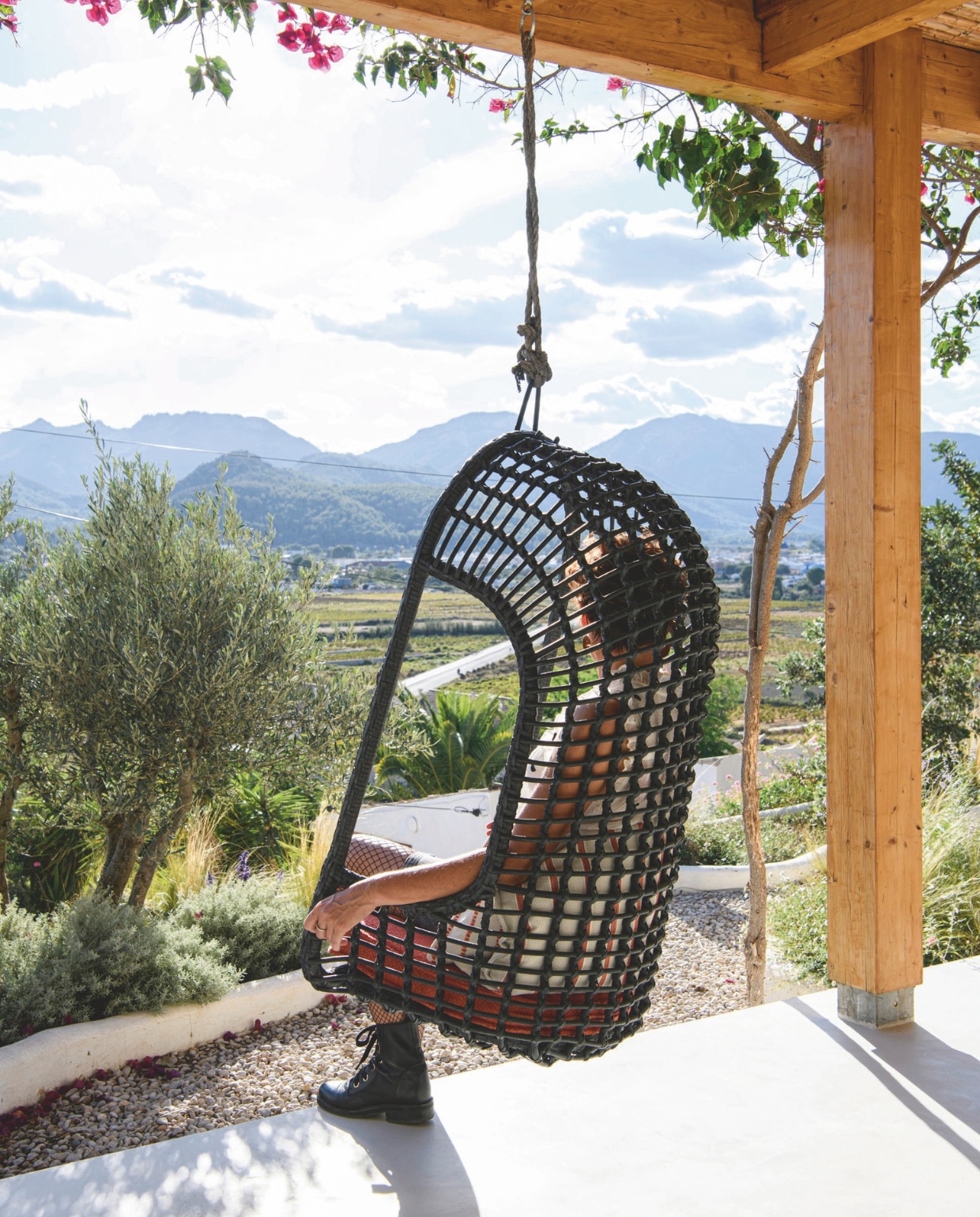 Hangstoel HKliving.  vtwonen zomerboek 2025 | styling Inge van Lieshout | fotografie Louis Lemaire