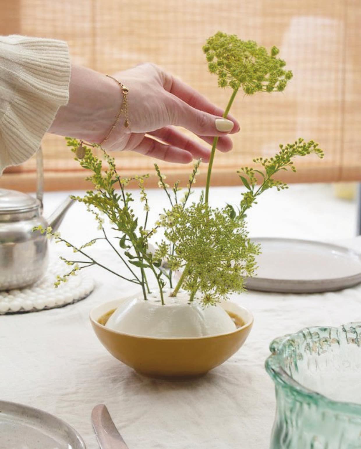 Schaaltje vtwonen, linnen tafelkleed H&amp;M Home, theepot Dille &amp; Kamille, bamboe rolgordijn Color &amp; Co, glazen schaal kringloop. vtwonen DIY 05-2025 | fotografie en tekst Valerie Paas