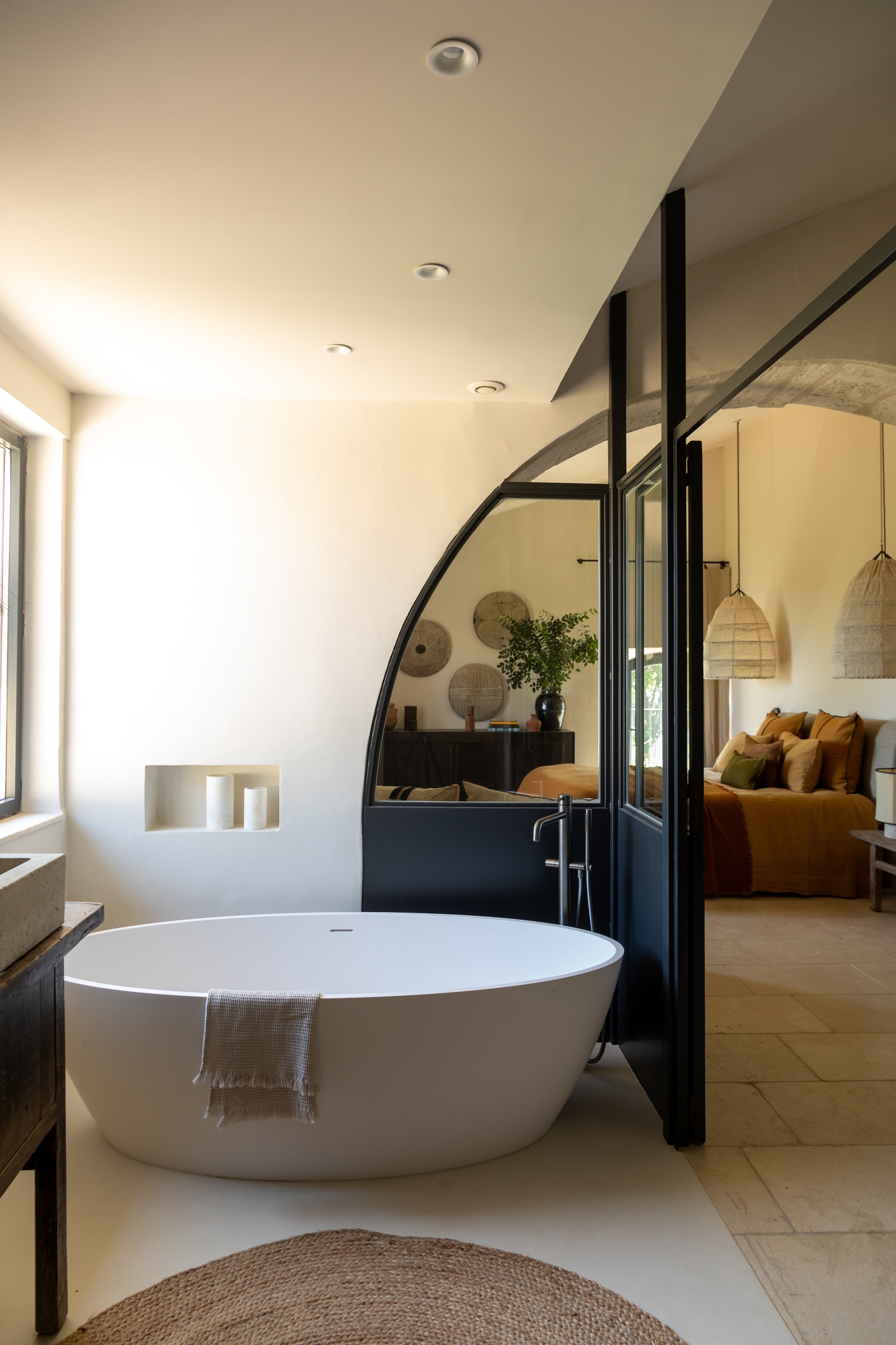 Metalen deuren en tussenwand Ferronnerie Herran. Vloer van mineraalhars door Saltarelli Décor. Matwit bad Malie van Rivea. vtwonen Landelijk 07-2025 | Styling Marie-Maud Levron | Fotografie Cécile Perrinet Lhermitte  | Productie Anne Catherine Scoffoni