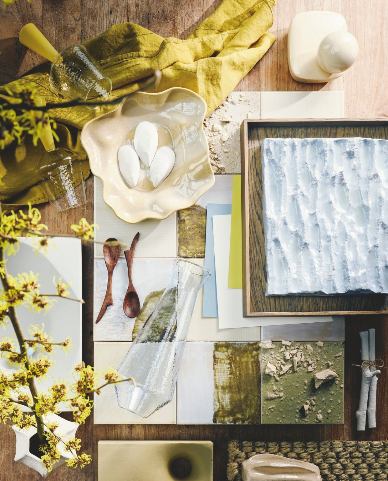 Glazen karaf Claude € 34,50 en wijnglazen Claude van Brût Homeware, set van 2 € 39,95, houten lepels Sprig van Urban Nature Culture € 4,95 (shop.vtwonen.nl). Tegeltableau Ta.008, 44x59x3 cm (lxbxd) € 540,-, ingelijst kunstwerk Shimmering Ice, 29x34 cm € 540,- (@artsalonanais). Keramieken box Boule (rechtsboven) € 150,-, kunstwerk Dippin met keramieken bal (links) € 295,-, kunstwerk Goal (onder) € 220,- (edithbeurskens.com). Porseleinen schelp € 6,90 (letoile.store). Doek € 99,- (sukha.nl). Staal vloerkleed (cunera.nl). Witte keramieken vaas (linksonder) € 19,99, gele porseleinen schaal € 24,99 (hm.com). Overig privébezit. vtwonen 05-2025 styling | styling Liza Wassenaar | fotografie Sjoerd Eickmans