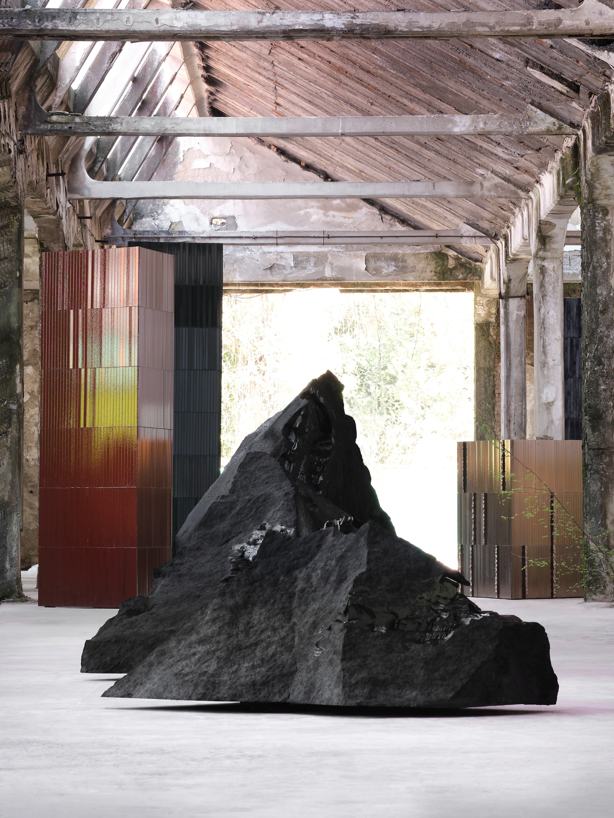 Milaandossier SW#0625 de installatie Under the Volcano van het Italiaanse lavategelmerk Ranieri in een oude fabriek, als onderdeel van de presentatie van designplatform Alcova Persbeeld