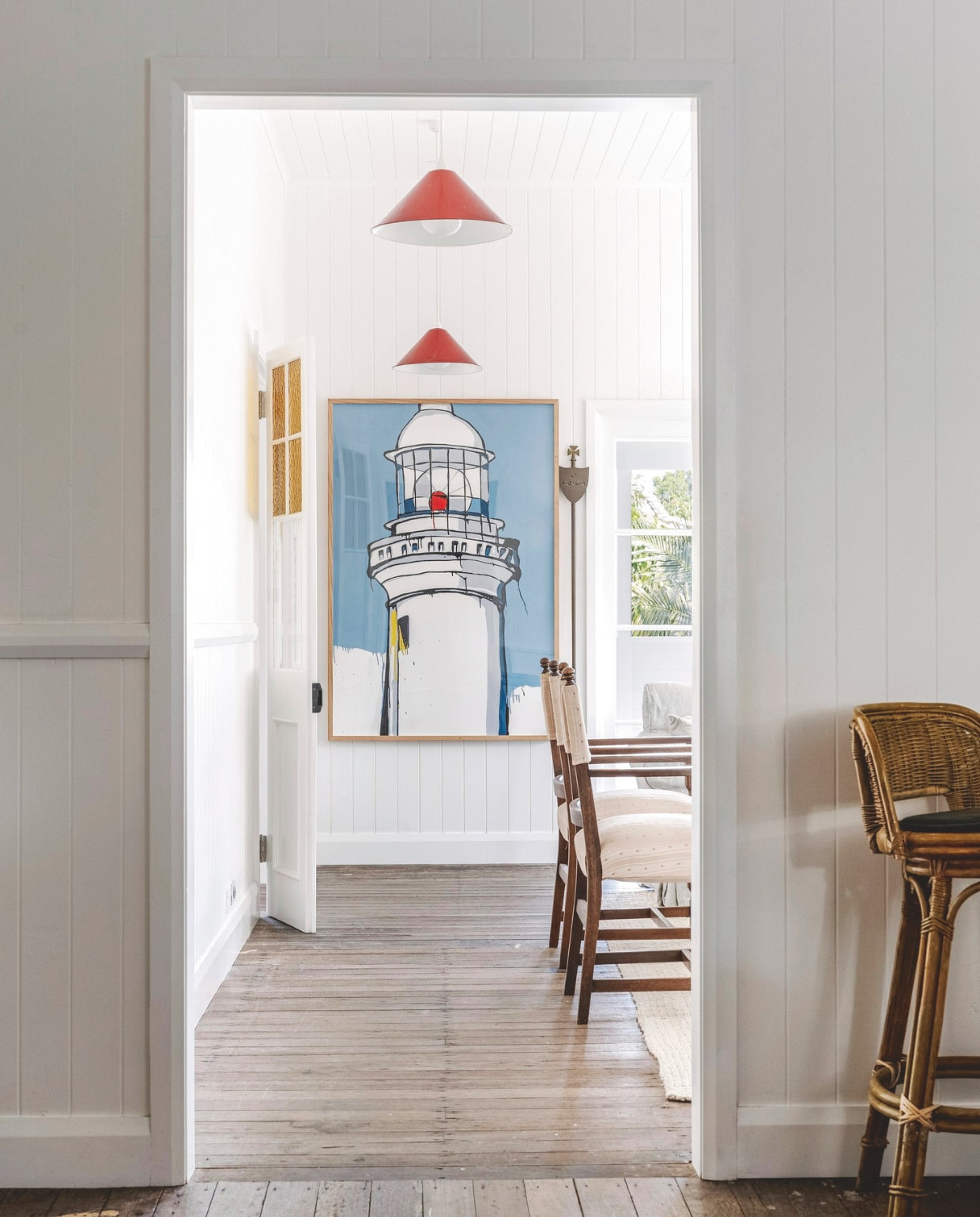 Kunstwerk Vuurtoren van Byron Bay door Jasper Knight. Vergelijkbare rode vintage lampen bij reliving.nl. vtwonen Landelijk 4-2025 | fotografie Marnie Hawson