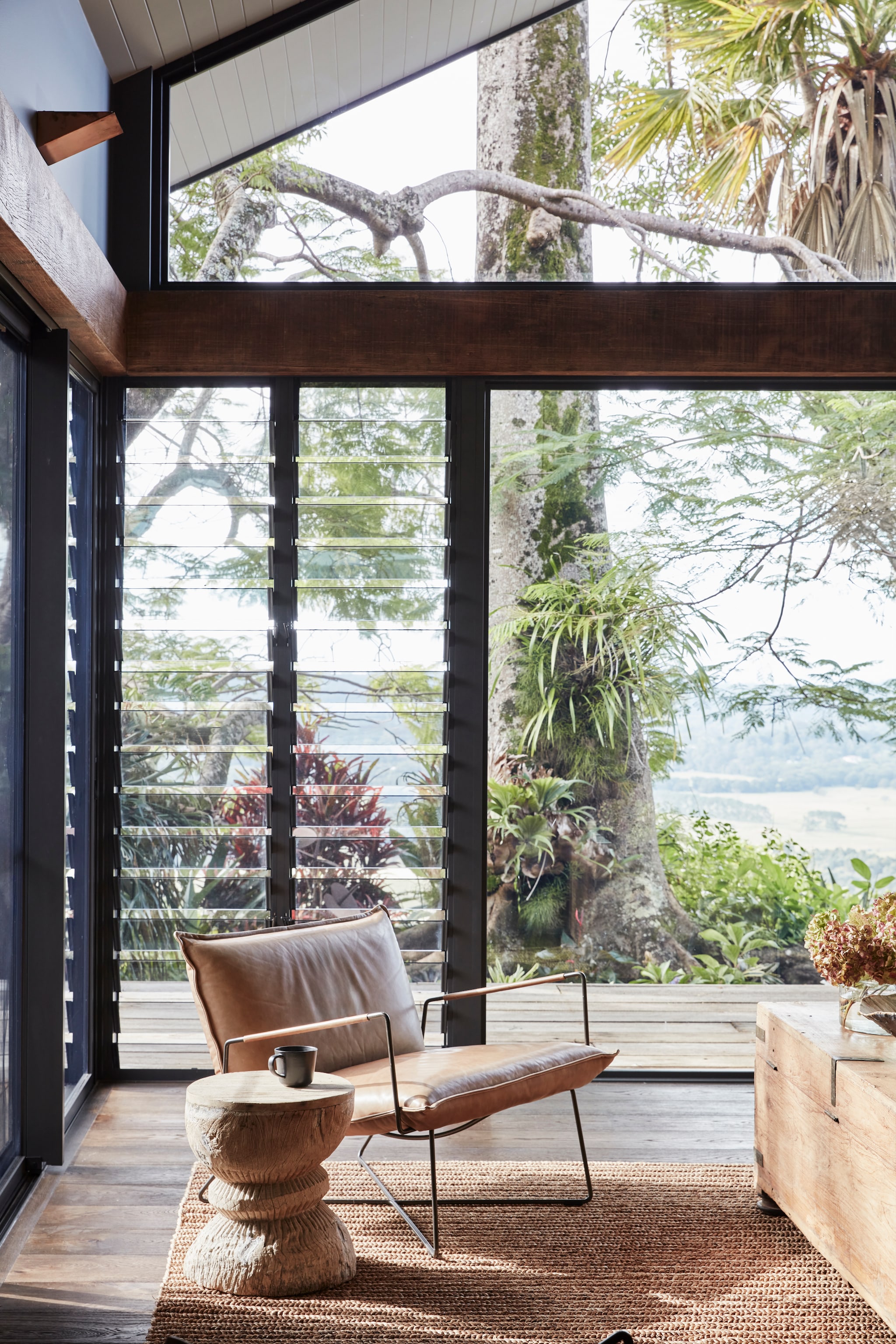 Vloer van Amerikaanseiken, geborsteld en gebeitst. Vloerkleed Manzanilla Malay Abaca van International Floor Coverings. Soortgelijke items: fauteuil Sohome, bijzettafel Westwing. vtwonen Landelijk 07-2025 | styling Louise Walsh | fotografie Maree Homer  | productie Living Inside