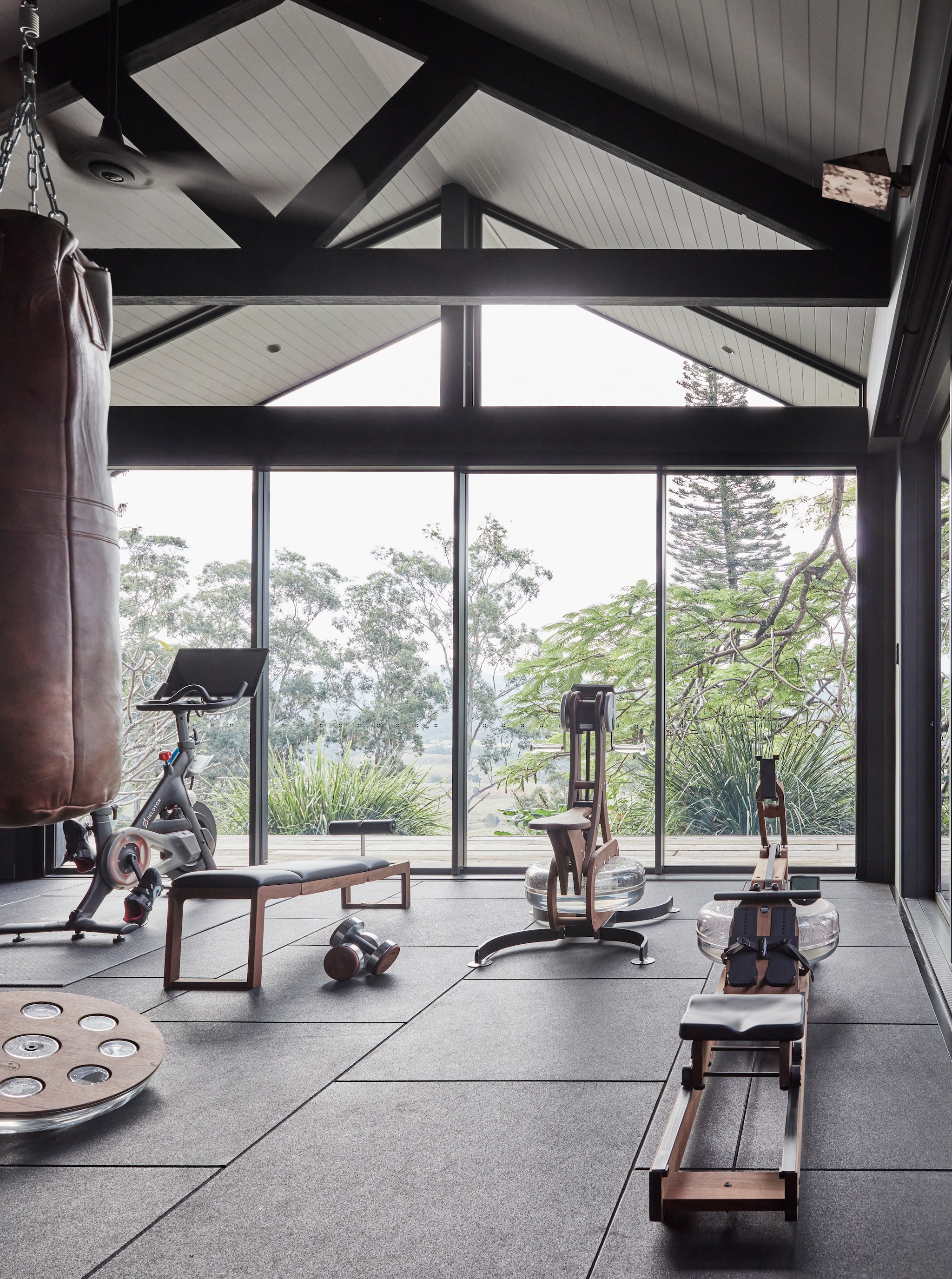Fitnessruimte vtwonen Landelijk 07-2025 | styling Louise Walsh | fotografie Maree Homer  | productie Living Inside