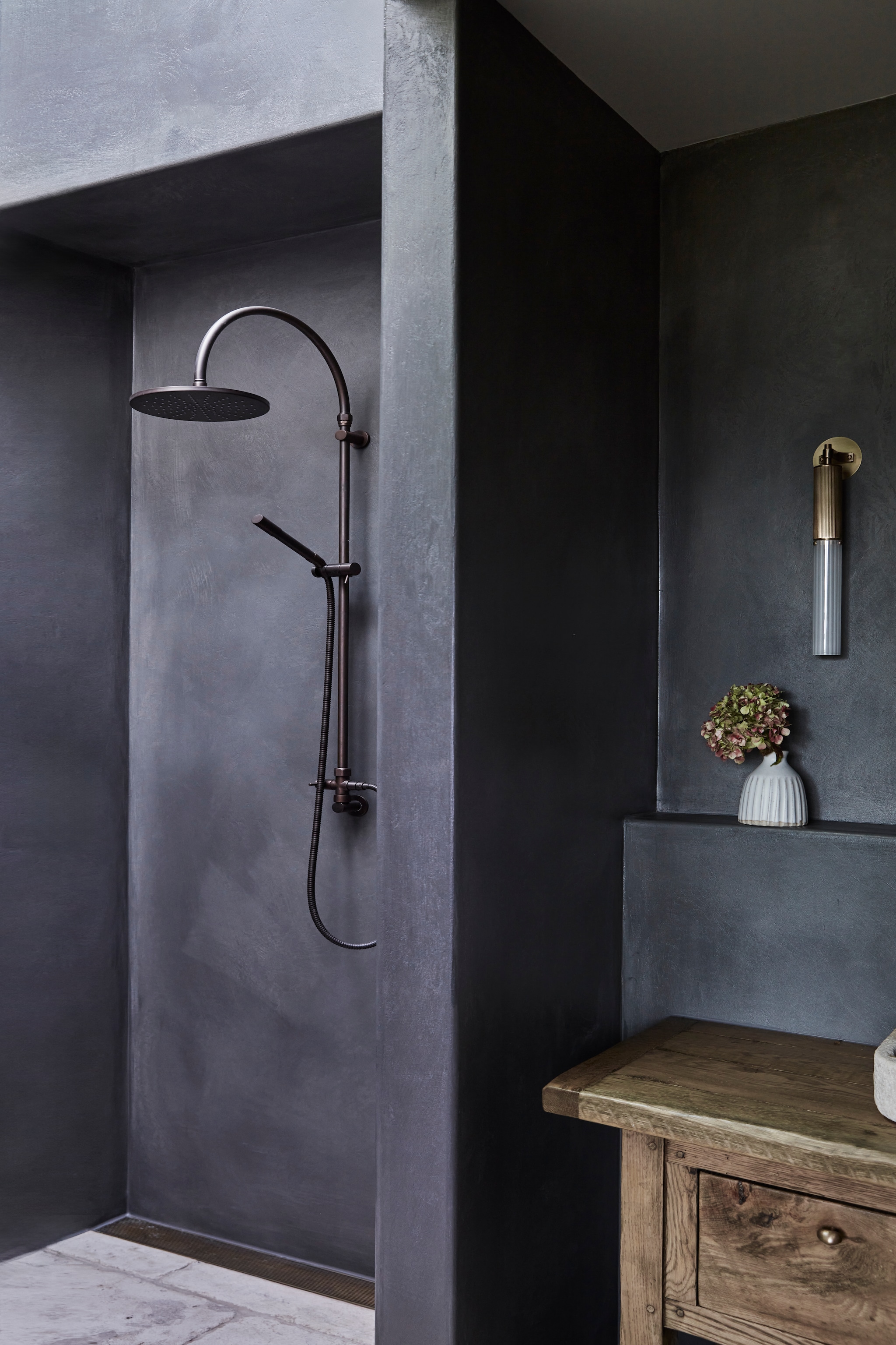 Wastafelmeubel Camargue. Wasbak en vloer van Frans kalksteen via Barefoot Living. Verweerd messing kraan City Stik van Brodware. Lampen LightCo. Muurkleur Juvenile van Dulux. vtwonen Landelijk 07-2025 | styling Louise Walsh | fotografie Maree Homer  | productie Living Inside