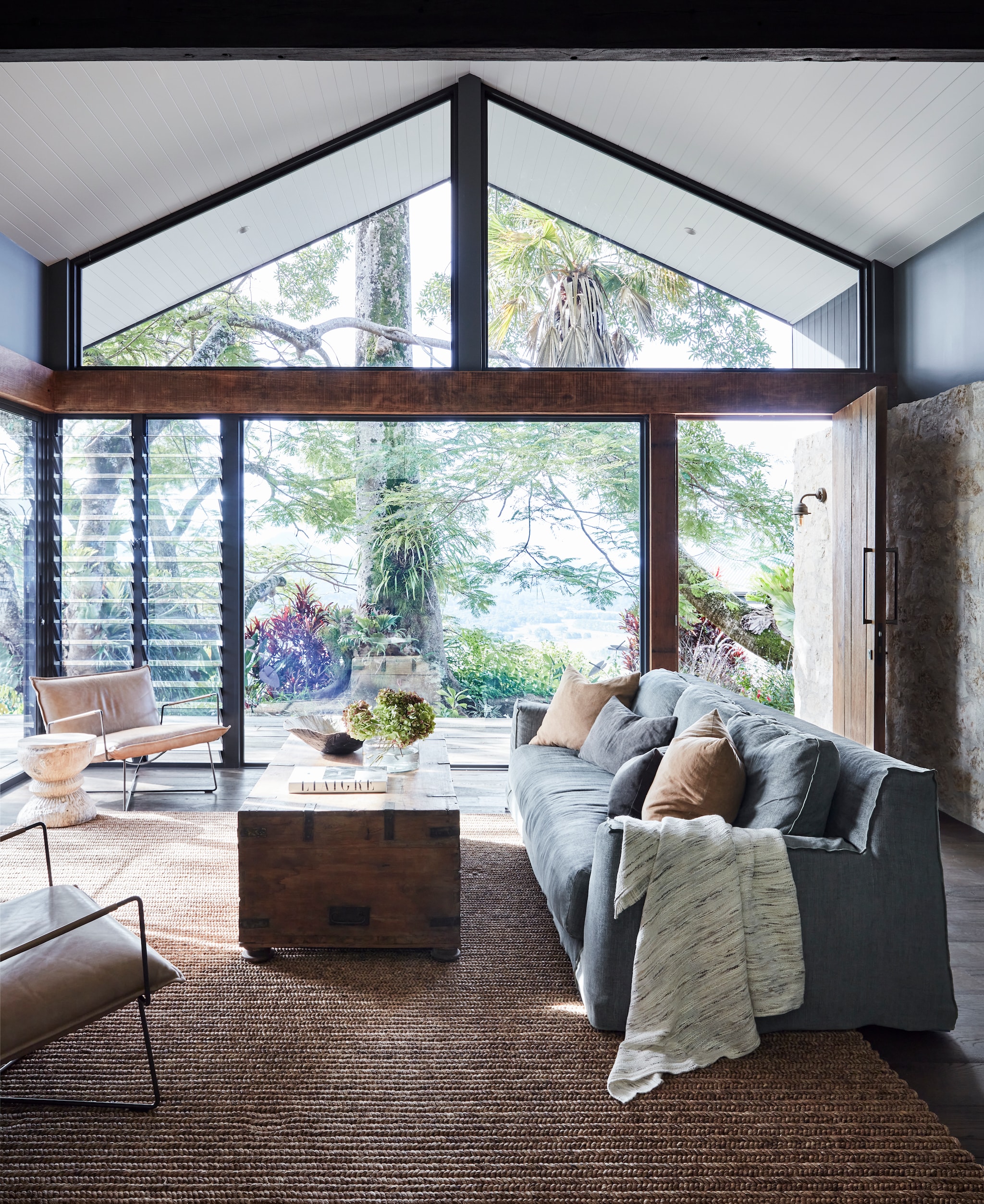 Bank Loll van Gervasoni. Soortgelijke salontafel Rust & tiek. Vloerkleed Manzanilla Malay Abaca van International Floorcoverings. Plafondkleur Grey Pebble van Dulux. vtwonen Landelijk 07-2025 | styling Louise Walsh | fotografie Maree Homer  | productie Living Inside