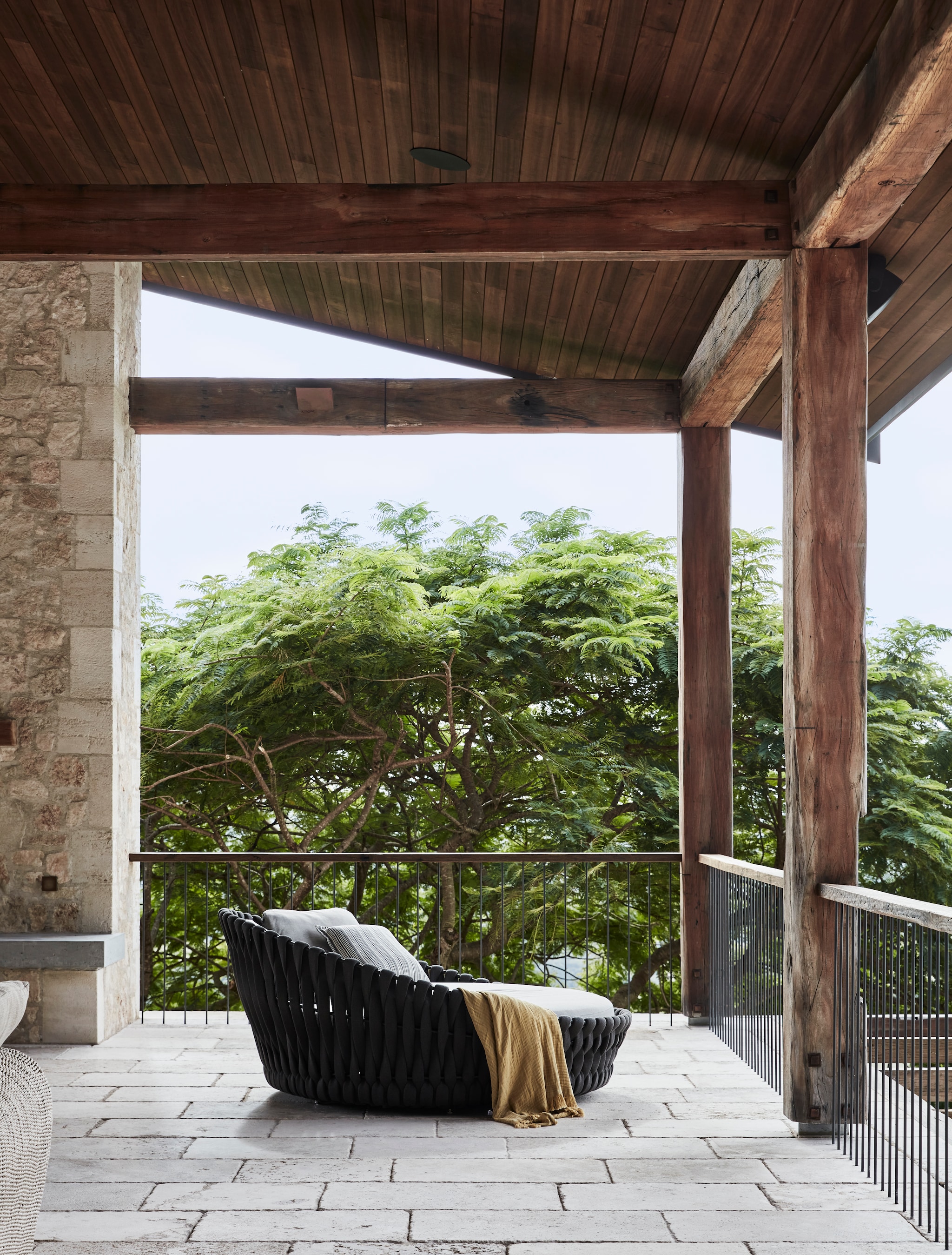 Rechts Muur van Frans kalksteen in champagnekleur met grijze nuances via Barefoot Living. Soortgelijke fauteuil Jan Frantzen. vtwonen Landelijk 07-2025 | styling Louise Walsh | fotografie Maree Homer  | productie Living Inside