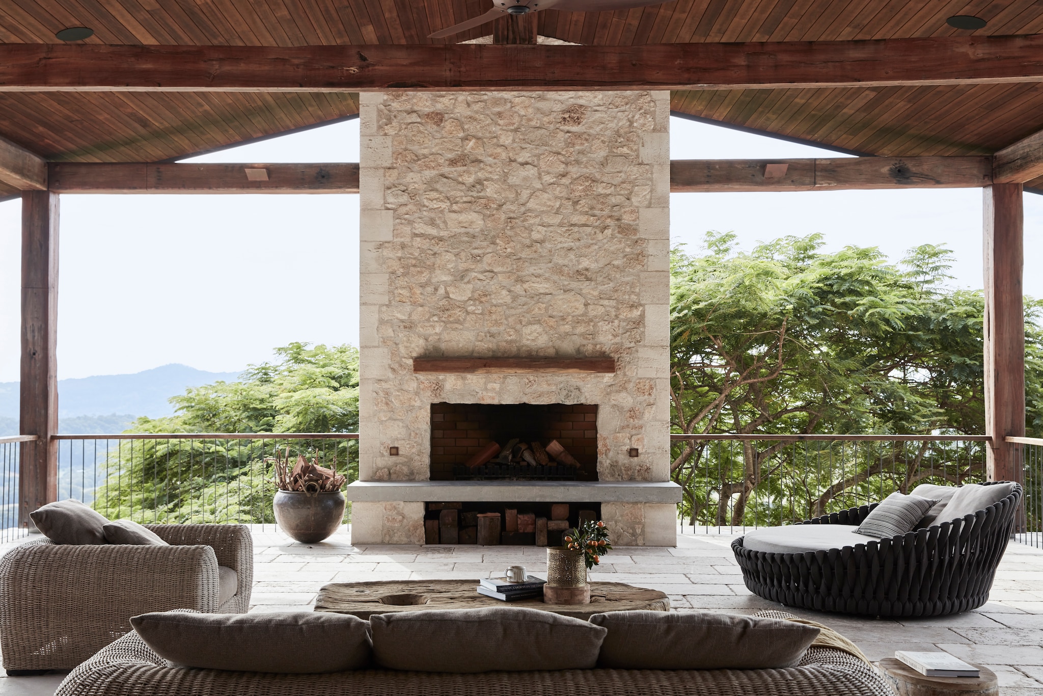 Haard en vloer van Franse kalksteen via Barefoot Living. Vergelijkbare zitmeubels en kussens Borek. Bijzettafels Camargue. Soortgelijke potten Pottery Pots. vtwonen Landelijk 07-2025 | styling Louise Walsh | fotografie Maree Homer  | productie Living Inside