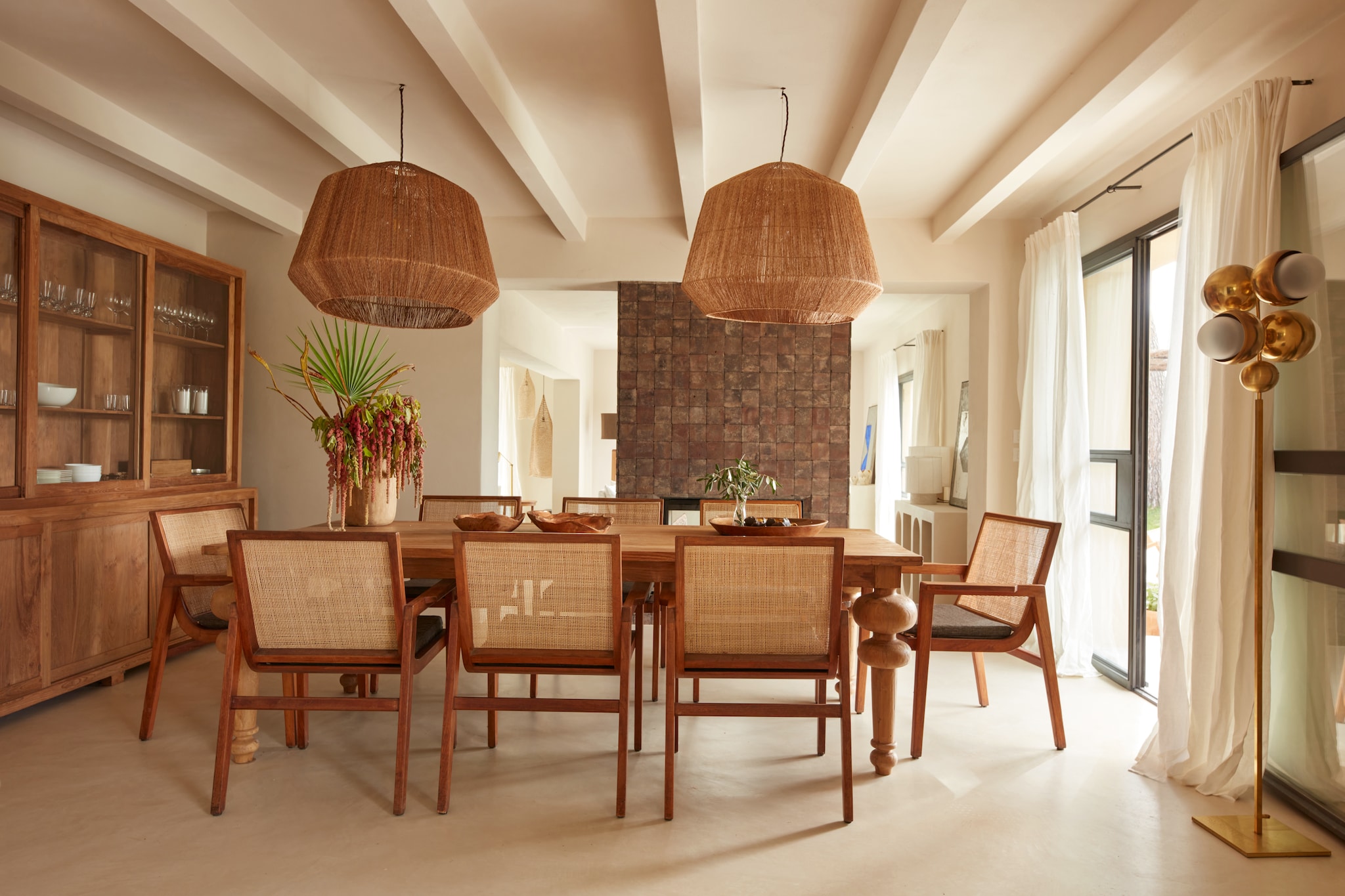 Vintage meubelen uit Bali, Indonesië, vervaardigd uit massief teakhout. Vergelijkbare lamp rechts via Nordic Nest. Vergelijkbare hanglampen via shop.vtwonen.nl vtwonen Landelijk 07-2025 | fotografie Gaelle Le Boulicaut