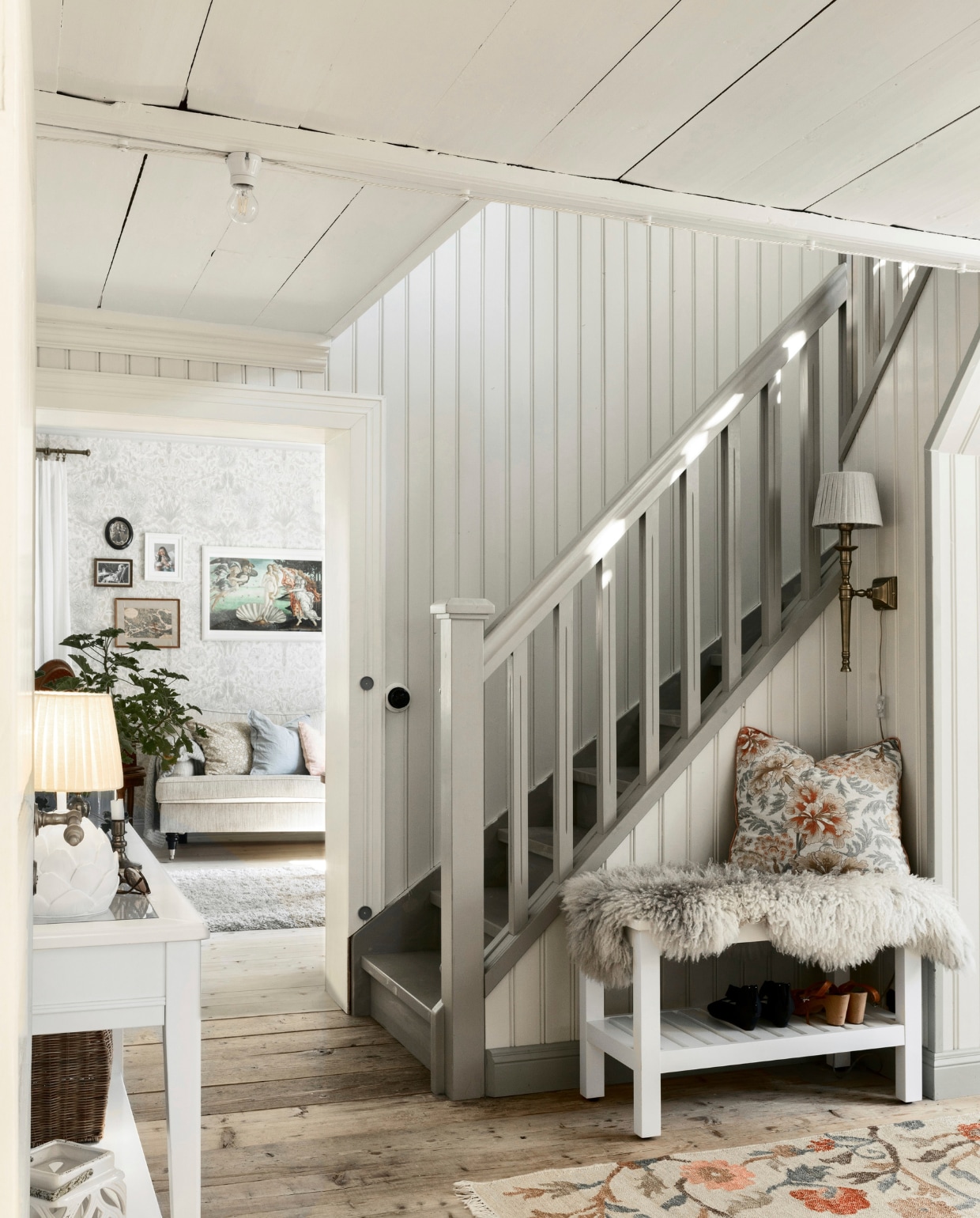 Vakkundig gemaakt. De trap is prachtig uitgevoerd.Het kleed in de hal voegt kleur en sfeer toe aan de ruimte.De tinten in het vloerkleed van Rugvista passen mooi bij het kussen van H&M Home. vtwonen Landelijk 06-2025 | styling, fotografie & tekst Heikki Rautio | productie Studio Rautio