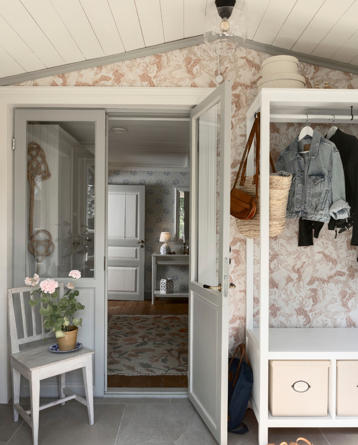 Een kijkje in de logeerkamer. Die wordt op termijn één van de meisjes hun eigen kamer, zodra ze niet meer samen willen slapen.Vanuit de familiekamer boven is er toegang tot alle slaapkamers.Jenny koos in het hele huis vooral voor rustige, natuurlijke tinten in het behang.In de logeerkamer hangt het behang ‘Raphaël’ van Sandberg Wallpaper in diverse blauwtinten. vtwonen Landelijk 06-2025 | styling, fotografie & tekst Heikki Rautio | productie Studio Rautio