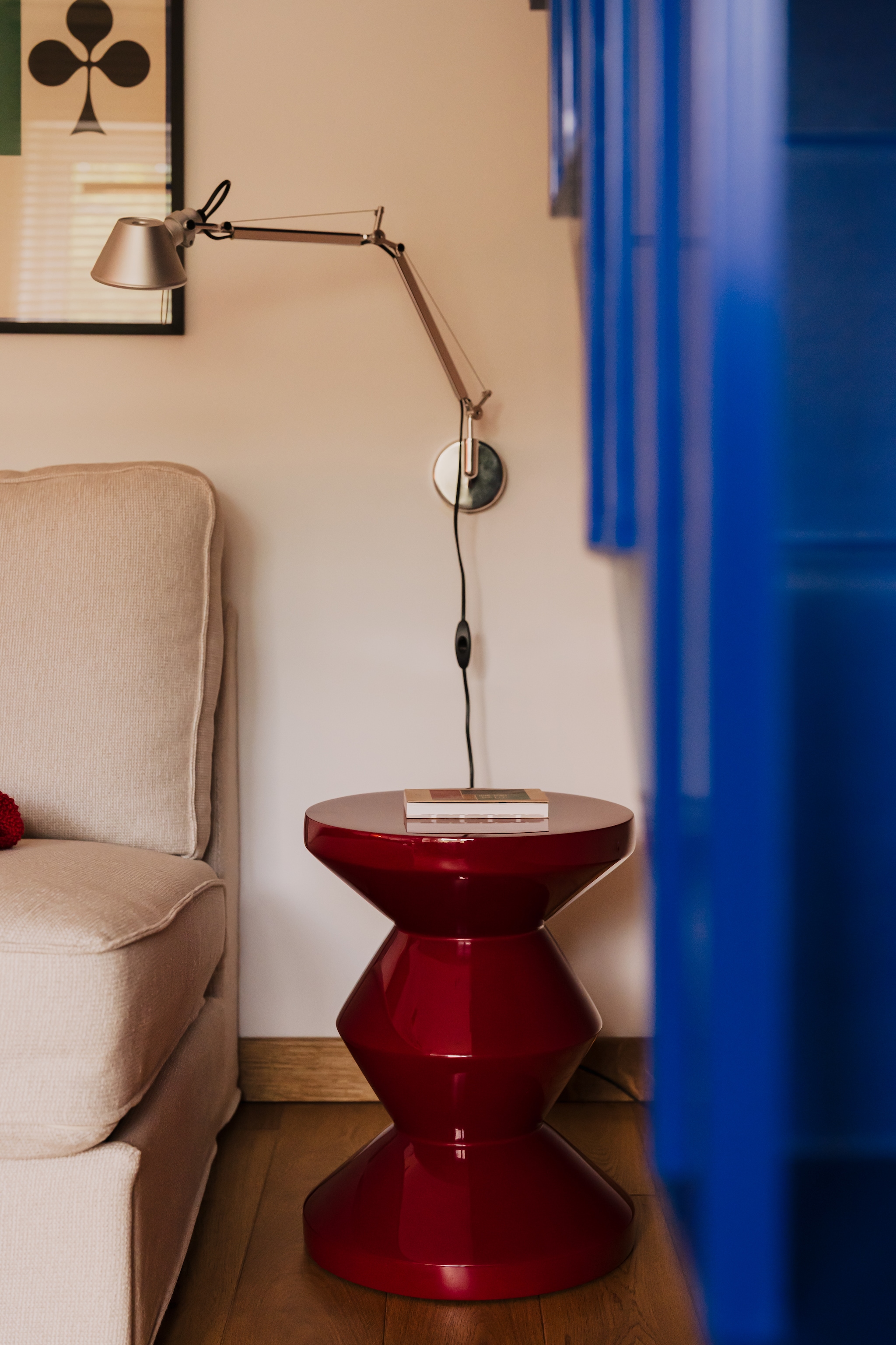 Zitje in de studeerkamer. Bijzettafel Zig Zag Stool van Pols Potten. stijlvol wonen 7-2025 | productie Kubieniec + Dlugosz | fotografie Zasoby Studio