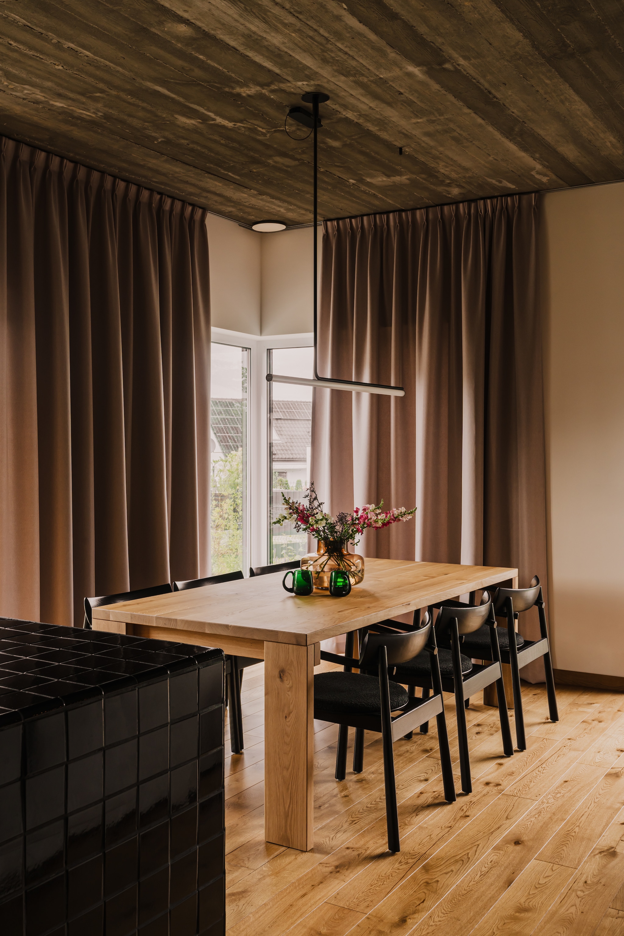 De eethoek met op maat gemaakte meubels in Mid-Century modern-stijl. stijlvol wonen 7-2025 | productie Kubieniec + Dlugosz | fotografie Zasoby Studio