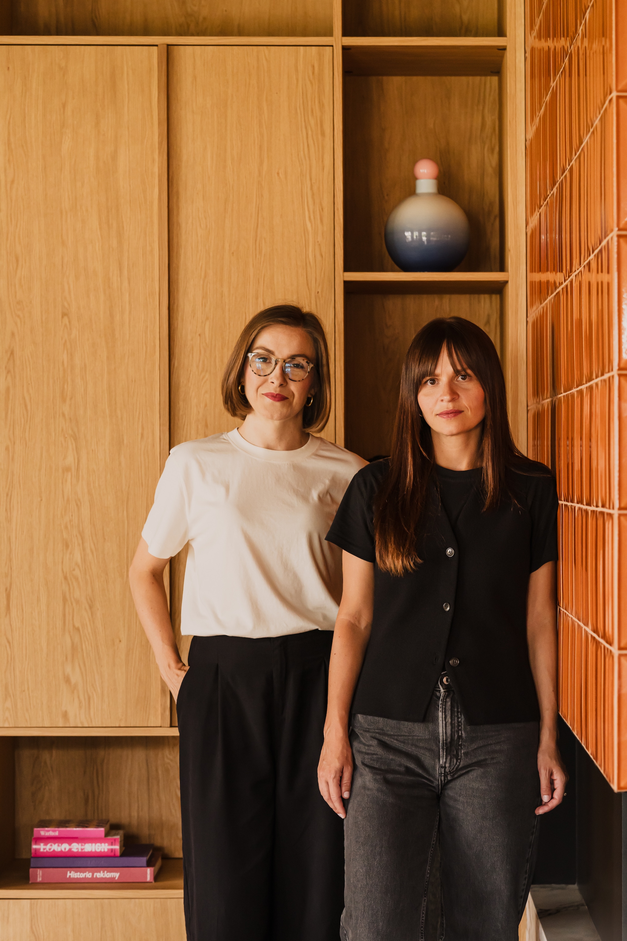 De architecten Joanna Kubieniec (links) + Katarzyna Długosz stijlvol wonen 7-2025 | productie Kubieniec + Dlugosz | fotografie Zasoby Studio
