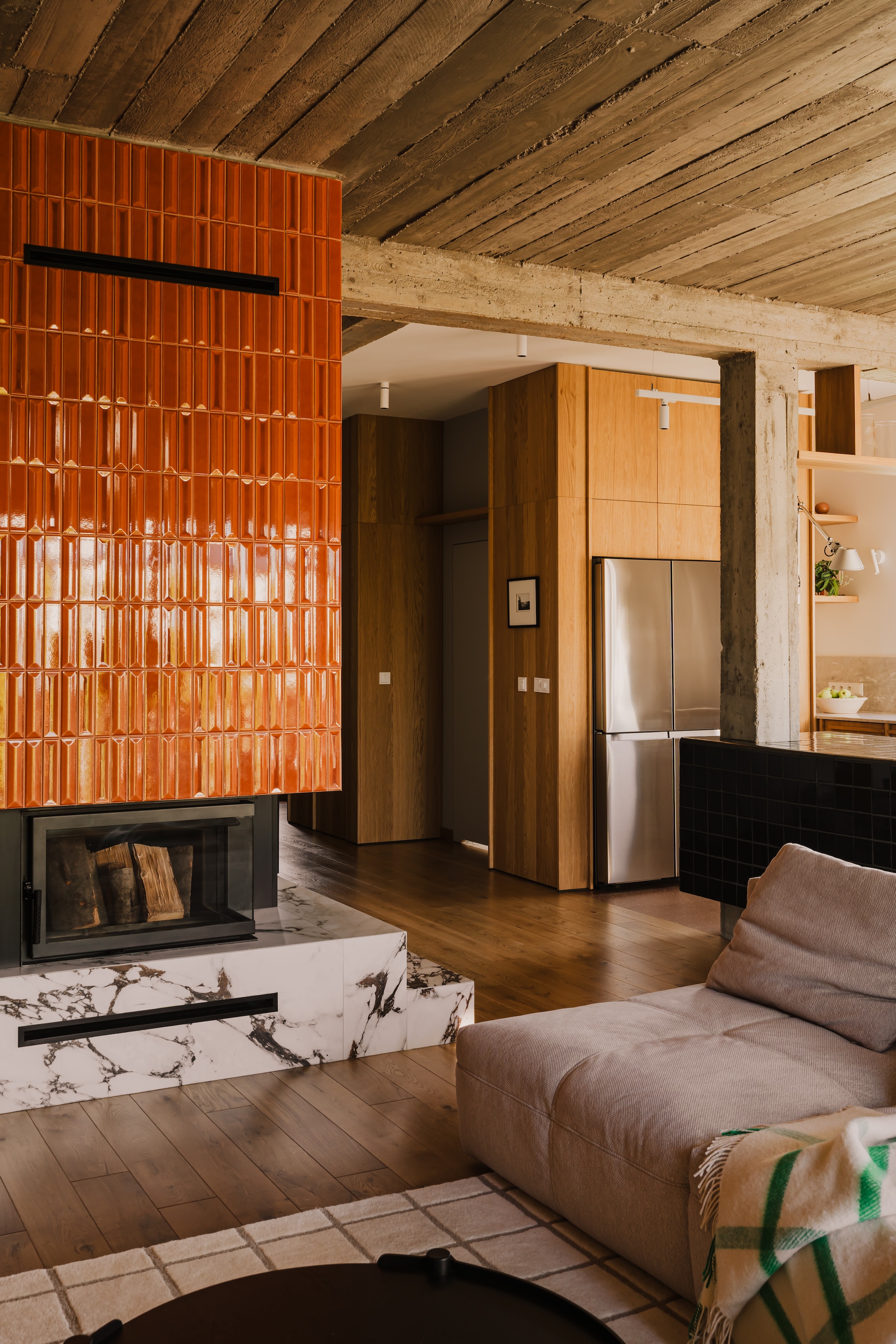 De haard met structuurtegels uit de Flauti-collectie van Ceramica Vogue. stijlvol wonen 7-2025  | productie Kubieniec + Dlugosz | fotografie Zasoby Studio