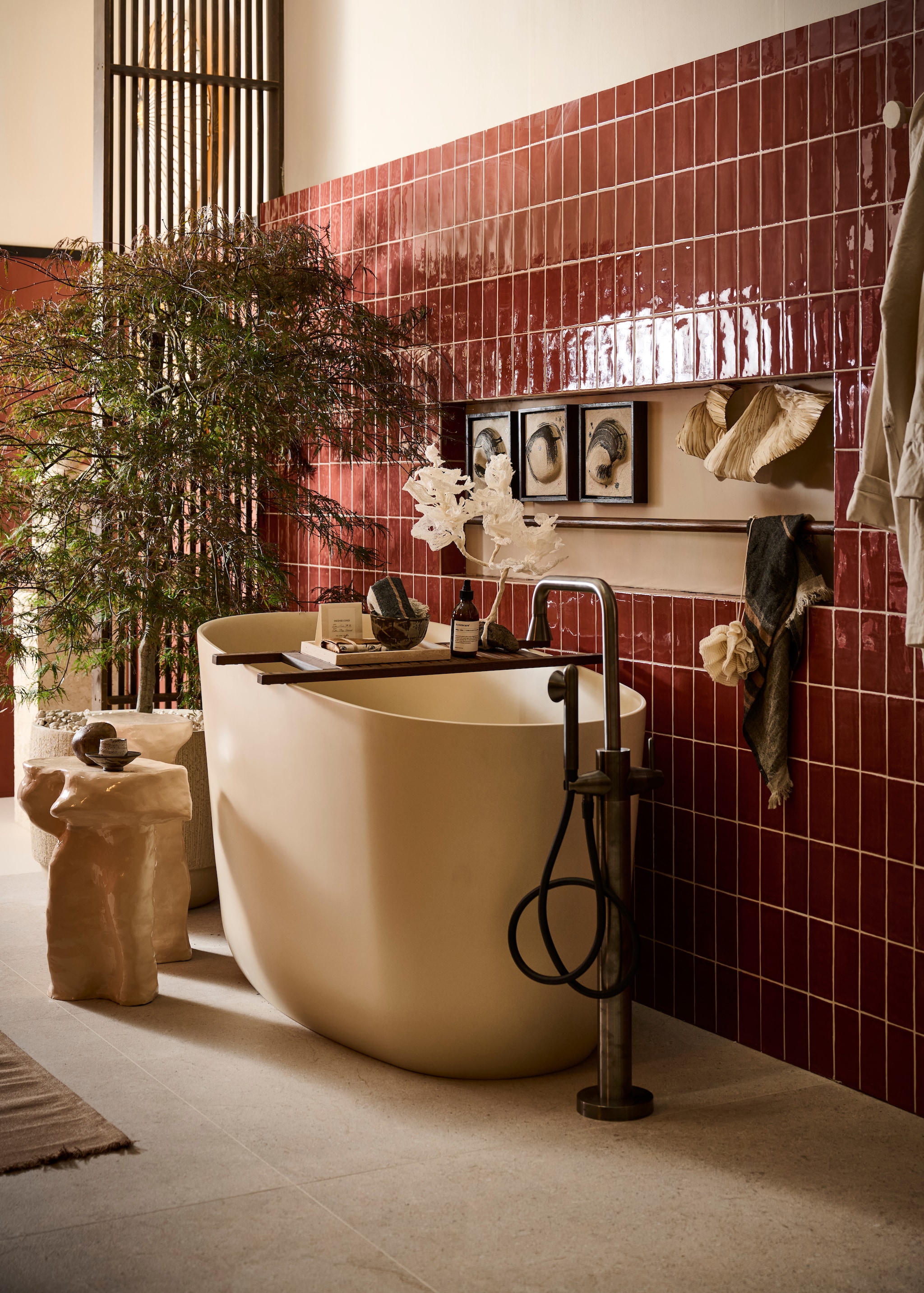 Bloktegels Icon Sand van Wow, wandtegels Pradolongo Garnet Brillo van Heritage, vloertegels Limestone Cream, bad, badkraan Cone van Jee-O en badbrug Wood van Decor Walther via Ton Scholten (tonscholten.nl). Wandrek op maat gemaakt door Combitex, hout, prijs op aanvraag (com-anders.nl). Koraalvormig kunstobject op steen en zwamvormige muurdecoratie, papierkunst, prijs op aanvraag (elsavisser.com). Bekijk alle overige productinformatie via go.vtwonen.nl/vt7-2025. vtwonen 07-2025 | styling Liza Wassenaar | fotografie Sjoerd Eickmans