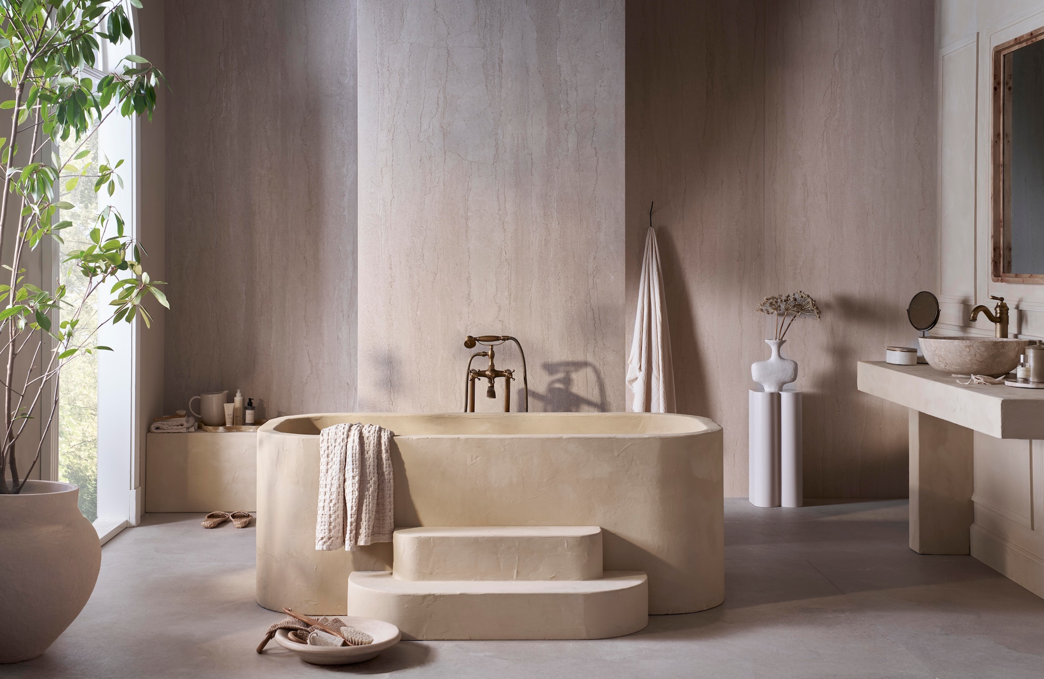 vtwonen tegel Portland Travertine in Marfil 120x280 cm, per m2 € 99,50. weldaad.com (houten pot en vaas), urbannatureculture.com (katoen-maché pot), zarahome.com (handdoeken), householdhardware.nl (schaal van tadelakt). Overig privébezit.