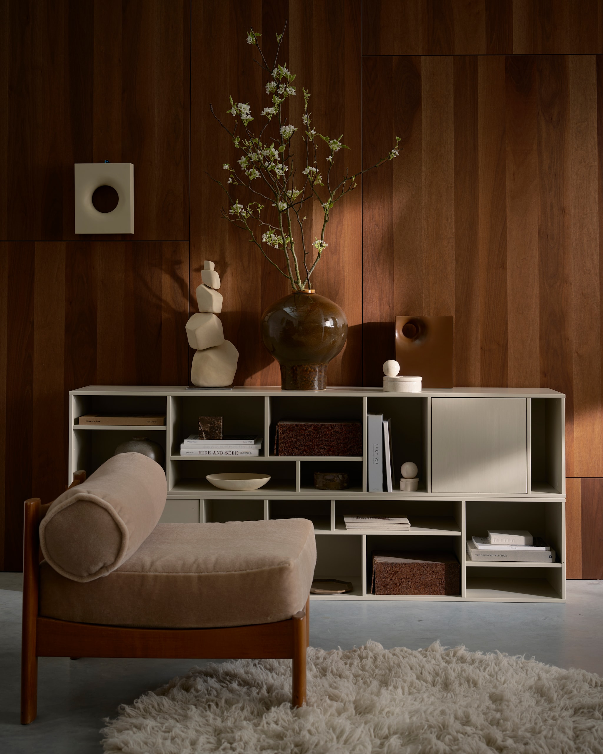 vtwonen letterba(n)k XL wandmeubel - Grenen - Dust - 40x194x40 vtwonen 07-2025 | fotografie Jeroen van der Spek | styling Cleo Scheulderman