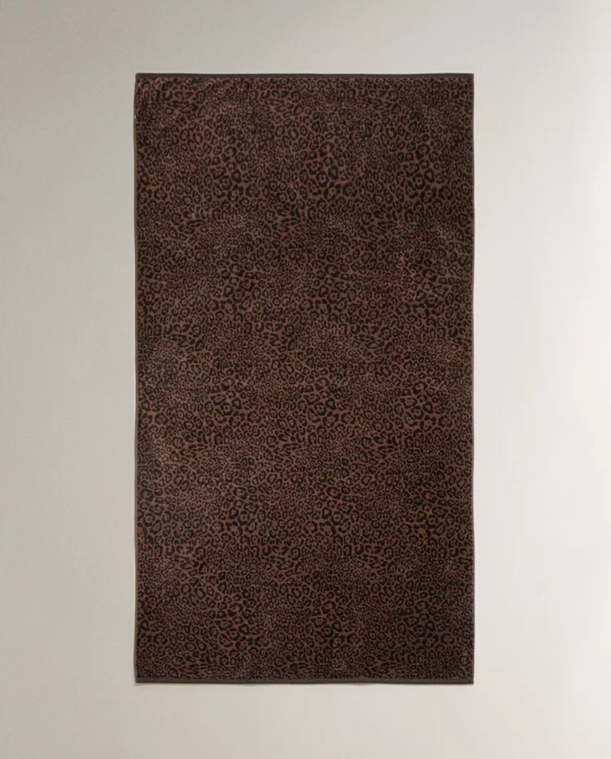 Katoenen velours strandhanddoek met dierenprint, 100x180 cm €39,99,- (zarahome.com). vtwonen