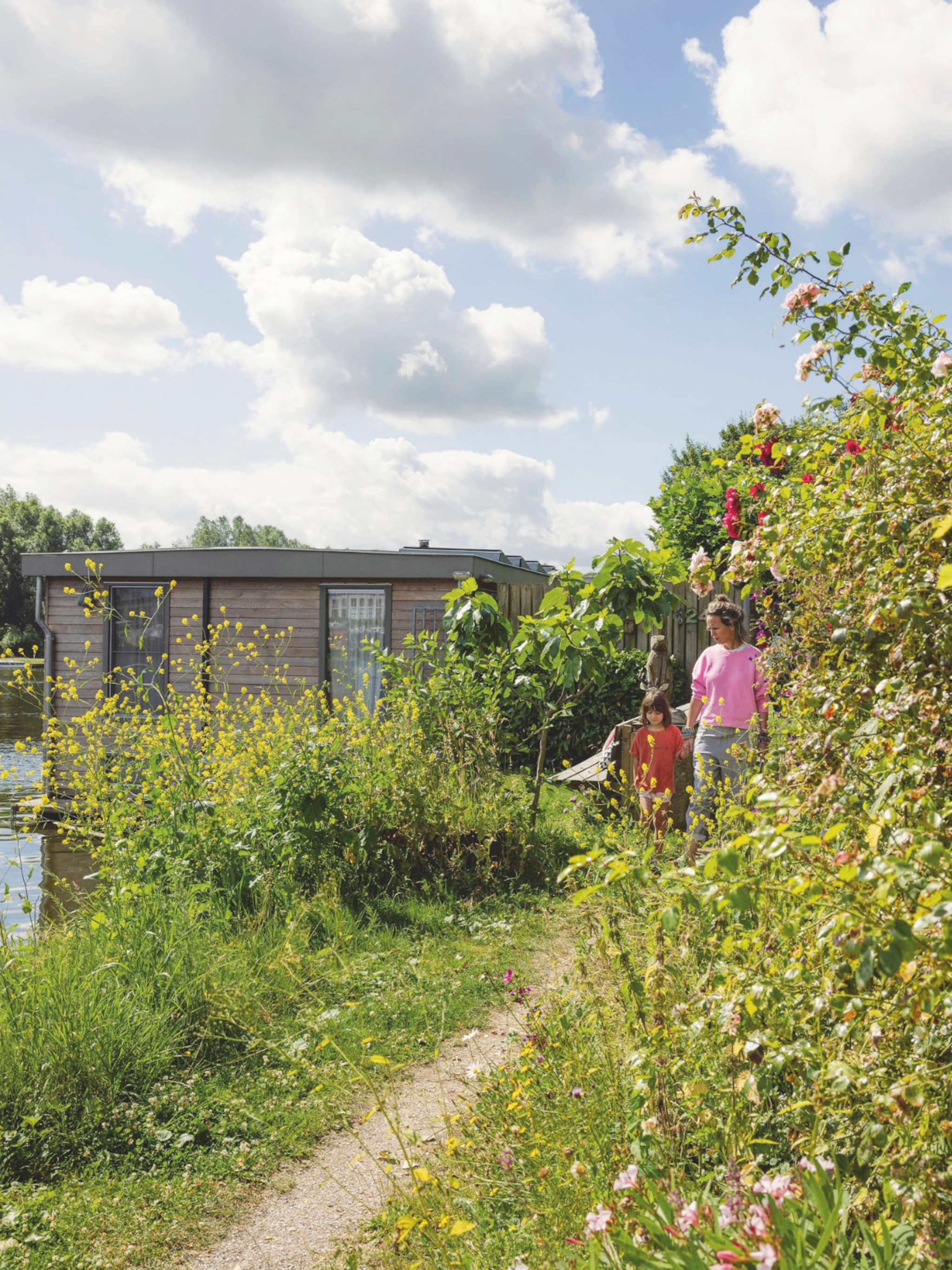 binnenkijken in een kleurrijke woonboot