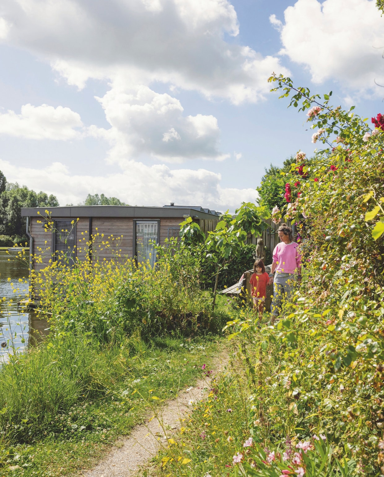 Op de wal heeft het gezin een eigen tuin. vtwonen 05-2025 | styling Ilona Jongepier | fotografie Dana van Leeuwen | tekst Chris Muyres