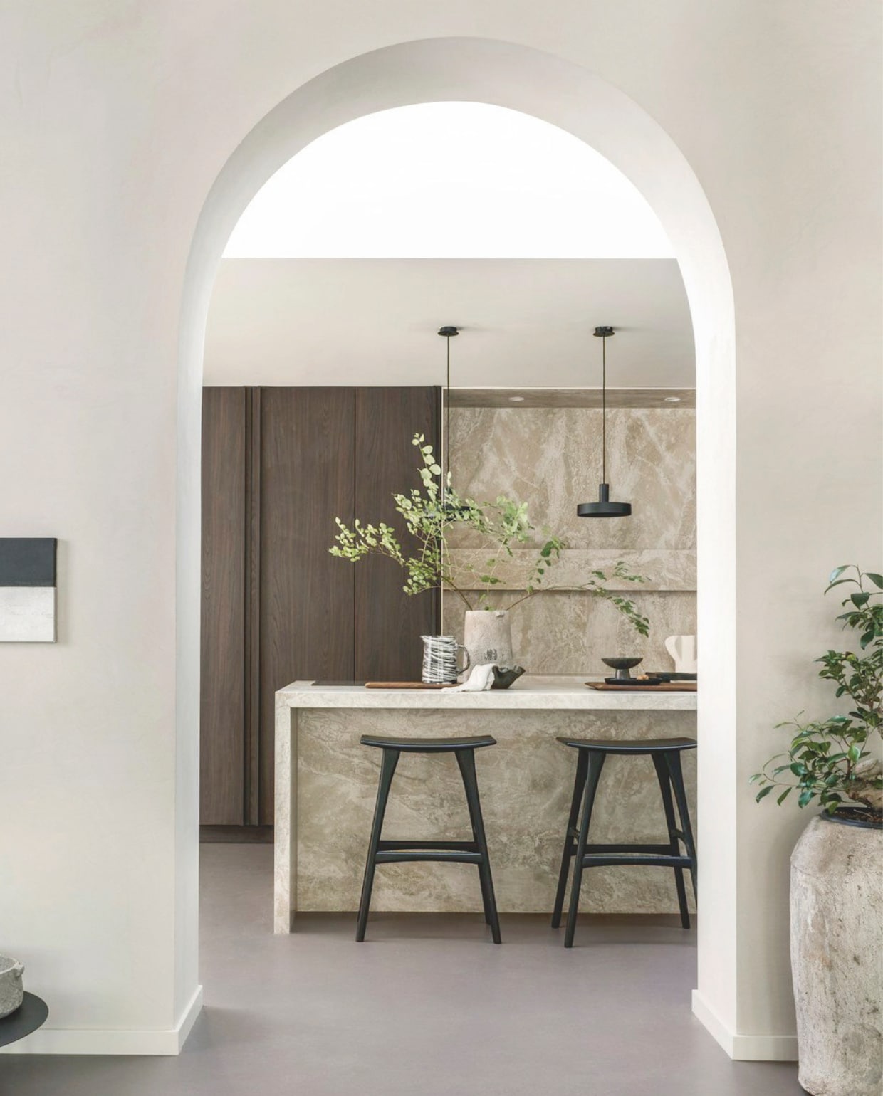 vtwonen Marmoleum vloer Honey Marble,200 cm breed, per m² € 52,40. Alles privébezit. vtwonen Landelijk 05-2025 | styling Kim van Rossenberg | fotografie Sjoerd Eickmans