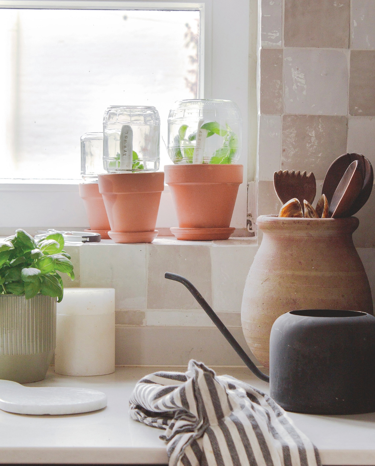 Zelliges Impermo, bloempotten Intratuin. Kruik, gieter en marmeren pot kringloop. Theedoek H&amp;M Home, snijplank Humdakin. vtwonen hack 05-2025 | fotografie Valerie Paas