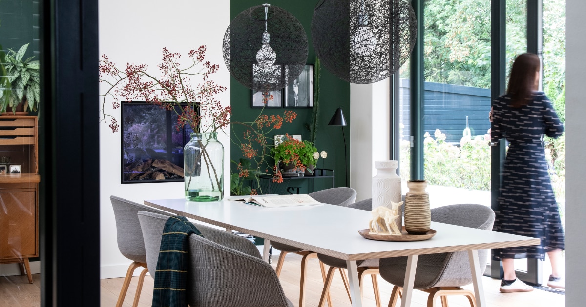 Kijk binnen in een vrijstaande villa midden in de natuur