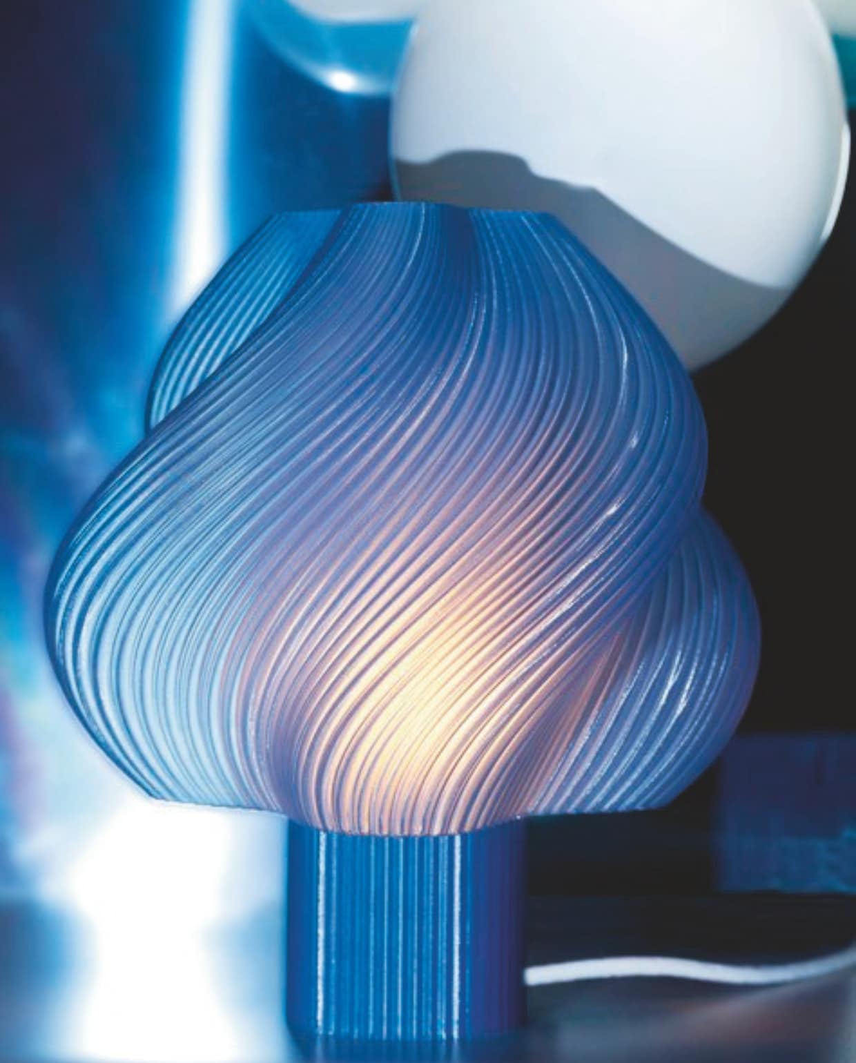 Awardwinnende tafellamp Soft Serve Grande in Blueberry Sorbet, 3D-geprint in biologisch afbreekbare kunststof, 30x34 cm (Øxh) € 360,- (creme-atelier.com). Stijlvol Wonen 04-2025