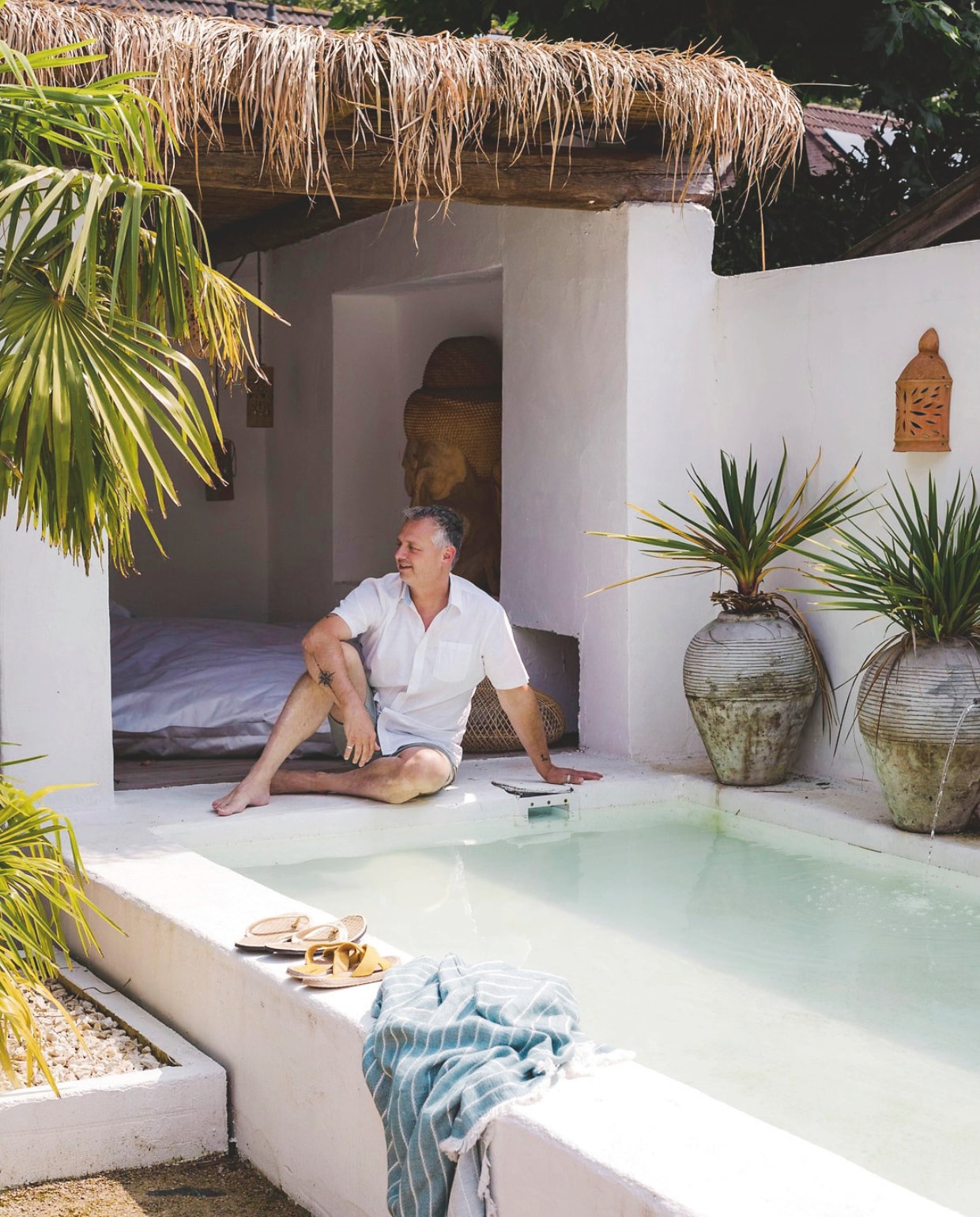Arthur bij de plunge pool van 2,5x5 m. Overig privébezit. vtwonen special zomerboek 12-2025 | fotografie Corine Hoge Bavel-Jansen | tekst Caroline Westdijk