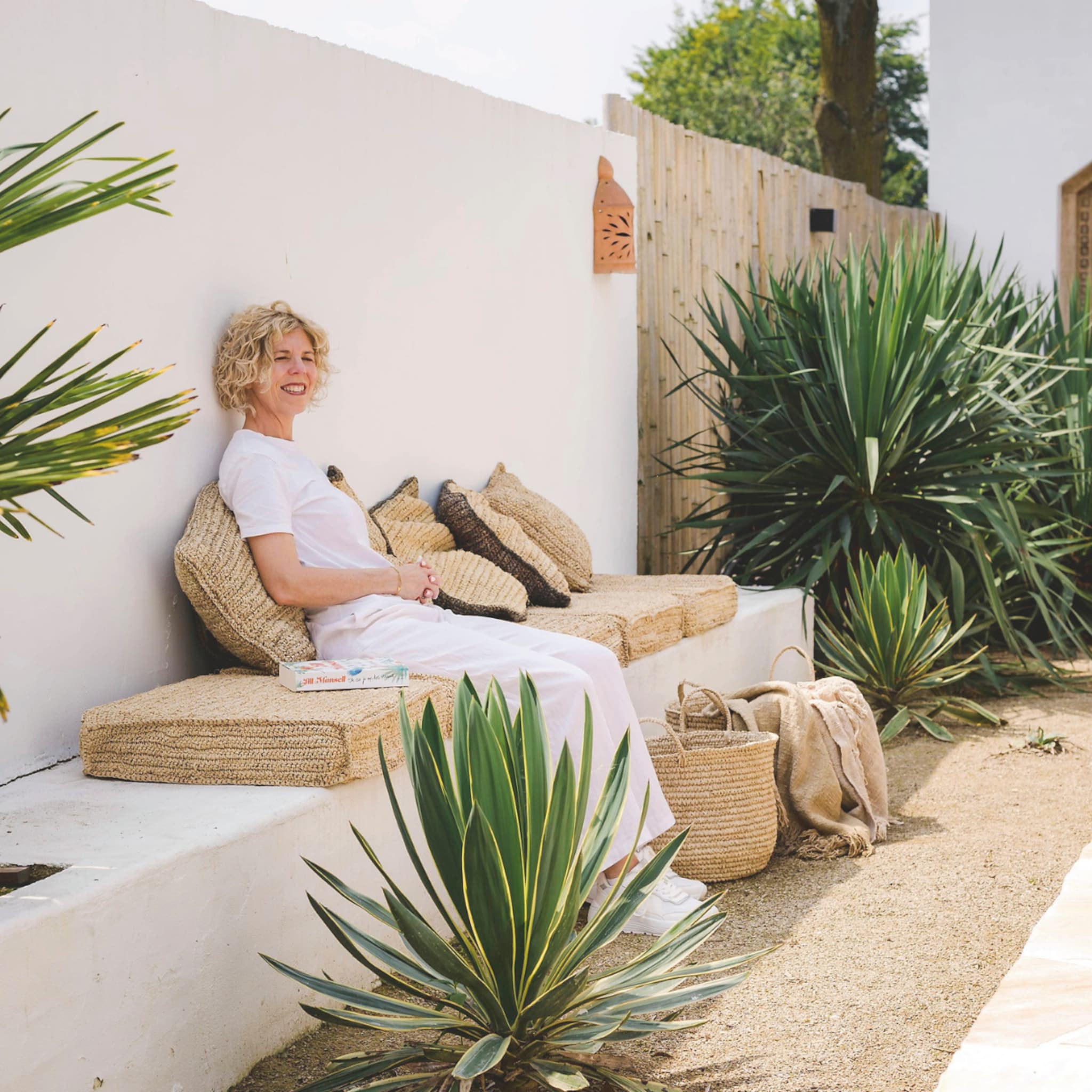 kijk binnen in deze beachy achtertuin
