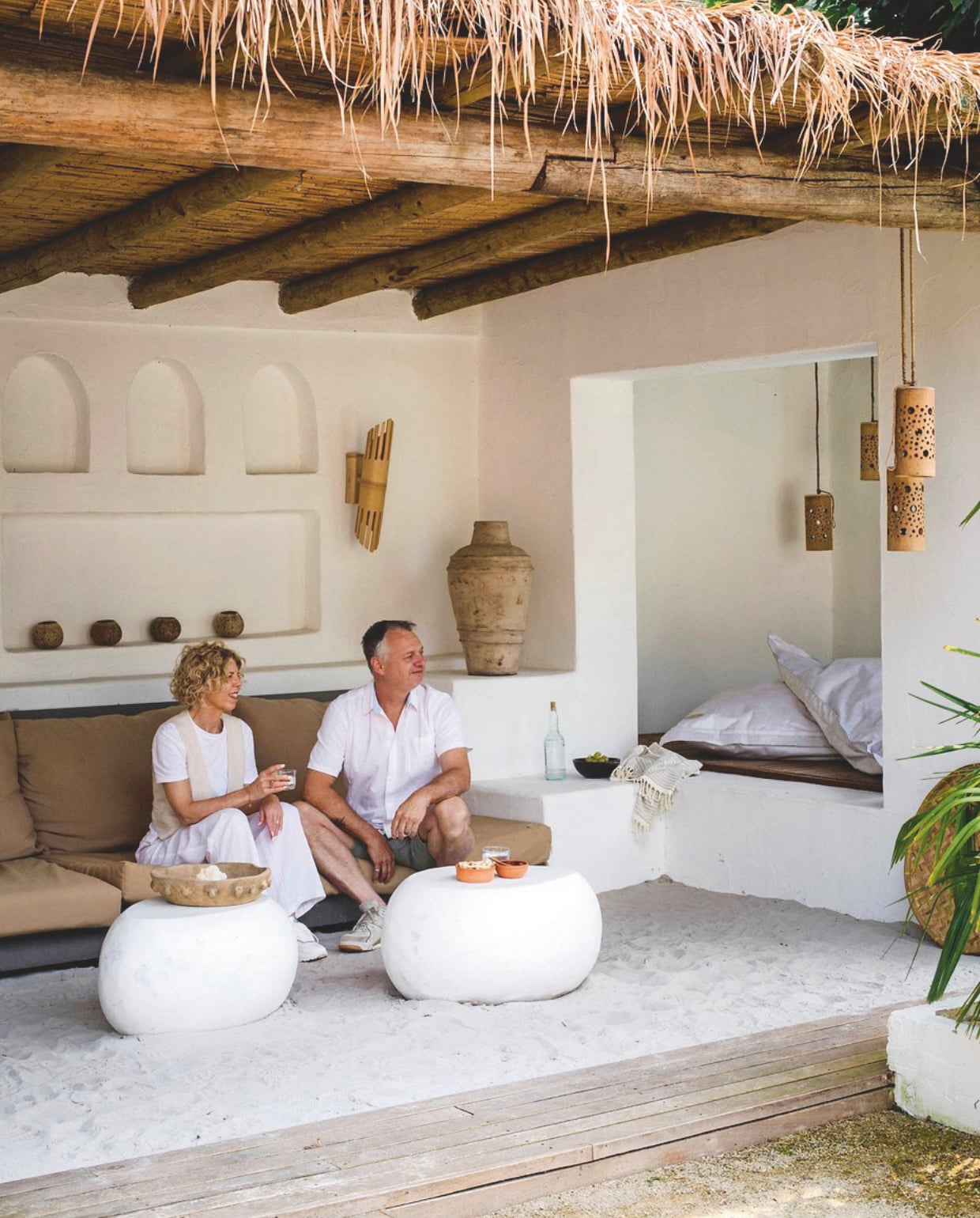 Witte houten bijzettafels, Kelana terracotta schaal, windlichten, bamboe up&amp;down wandlamp, vaas Bona, bolvormige windlichten Coco homeliving. Handdoek tijdens een reis gekocht. vtwonen special zomerboek 12-2025 | fotografie Corine Hoge Bavel-Jansen | tekst Caroline Westdijk
