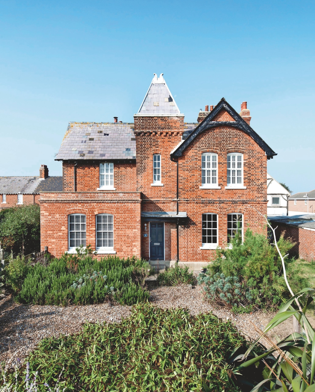 Het bakstenen huis werd in 1860 gebouwd volgens exacte specificaties van het Ministerie van Defensie. vtwonen Landelijk 04-2025 | styling Miriam Hannemann | fotografie André Reuter | tekstbewerking Randy van Ekeren