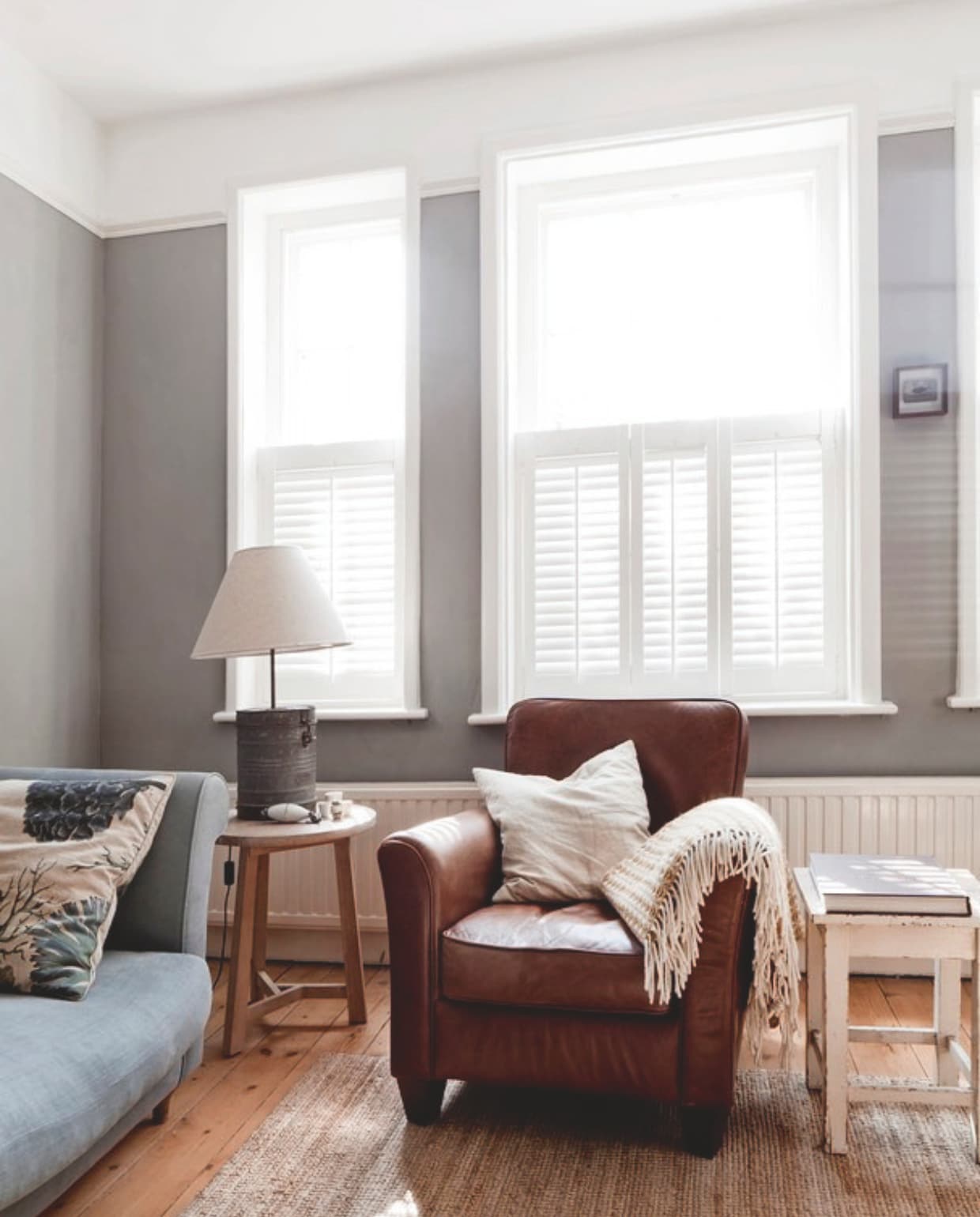Juten vloerkleed Lohals van Ikea. Vergelijkbare landelijke banken en fauteuils Het Olde Jagthuis of Landelijk at Home. vtwonen Landelijk 04-2025 | styling Miriam Hannemann | fotografie André Reuter