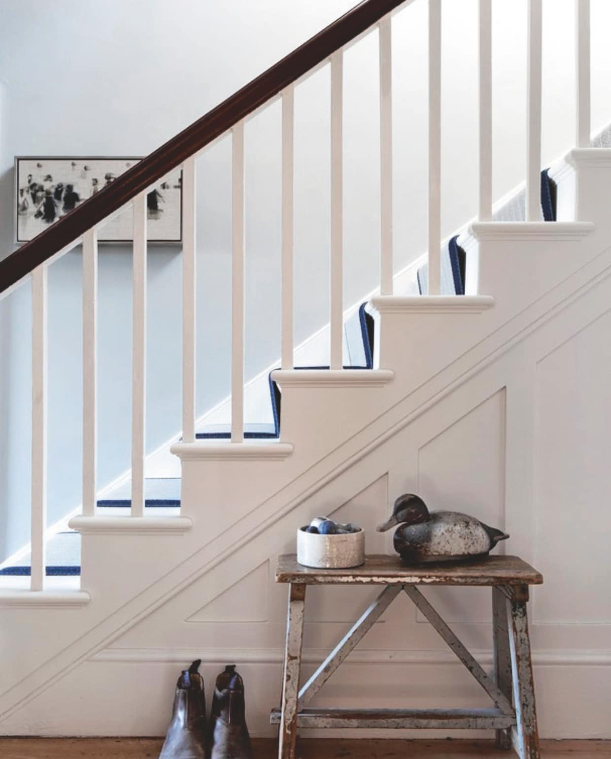 Houten eend souvenir uit Frankrijk. Viltkiezels in schaal lokale winkel. Schilderij door Caroline Yates. vtwonen Landelijk 04-2025 | styling Miriam Hannemann | fotografie André Reuter