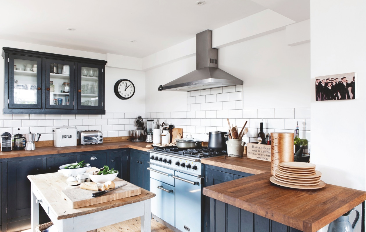 Keukendeuren zelfgemaakt door Jane’s broer Philip Miles, met basiskasten van Magnet Kitchen, geverfd in Railings van Farrow &amp; Ball. Dubbele Belfast-spoelbak van Rangemaster. vtwonen Landelijk 04-2025 | styling Miriam Hannemann | fotografie André Reuter
