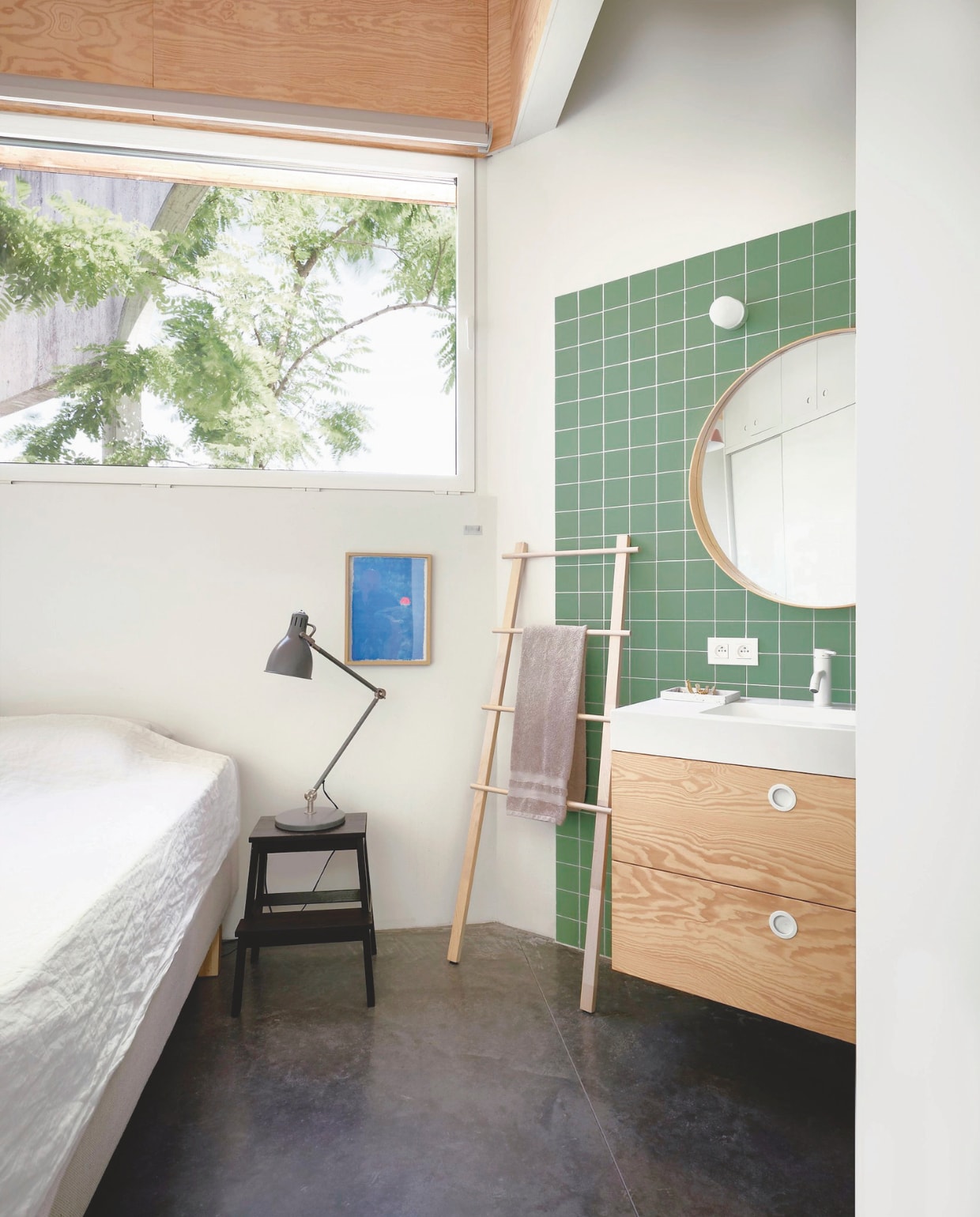 Bed, beddengoed, kruk, lamp en spiegel Ikea. Riso print Swimmer van Will Powers. Handdoekrek Fonq. Wastafel, kraan en wasbak Nobili. Tegels Pixel van Rozetta. vtwonen 05-2025 | fotografie Mr. Frank | tekstbewerking Britte Kramer