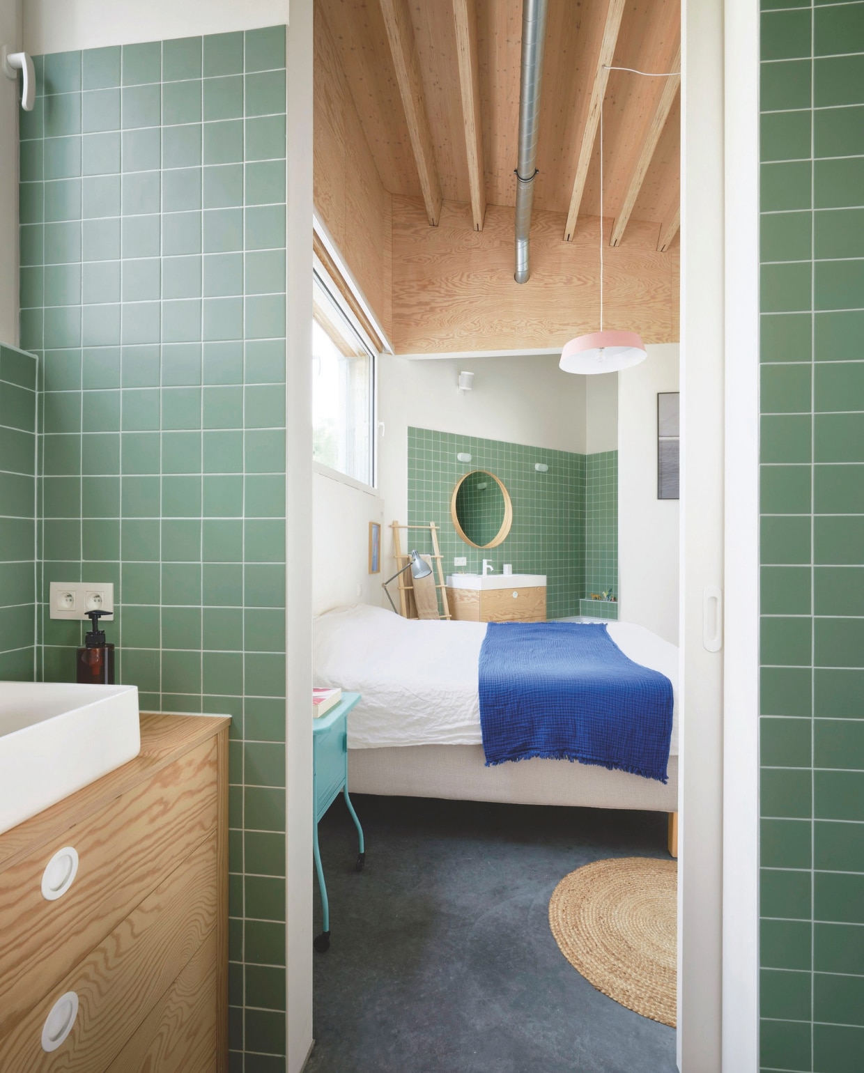 Wastafels, kranen en wasbak Nobili. Zeepdispenser Hema. Tegels Pixel van Rozetta. Bed, beddengoed, nachtkastje, nachtlamp en spiegel Ikea. Handdoekrek Fonq. Hanglamp Duits design tweedehands. vtwonen 05-2025 | fotografie Mr. Frank | tekstbewerking Britte Kramer