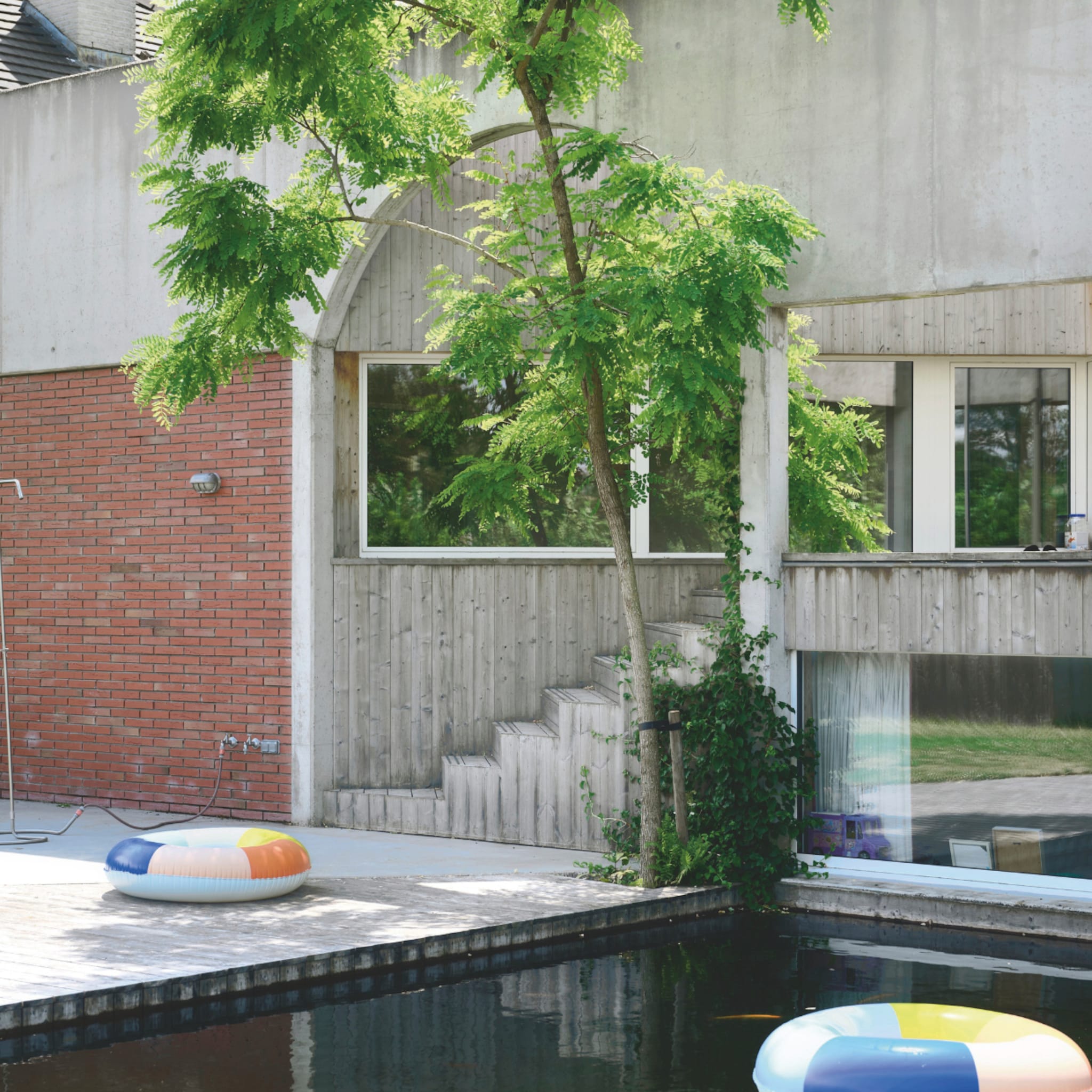 binnenkijken in vrijstaandhuis met zwemvijver