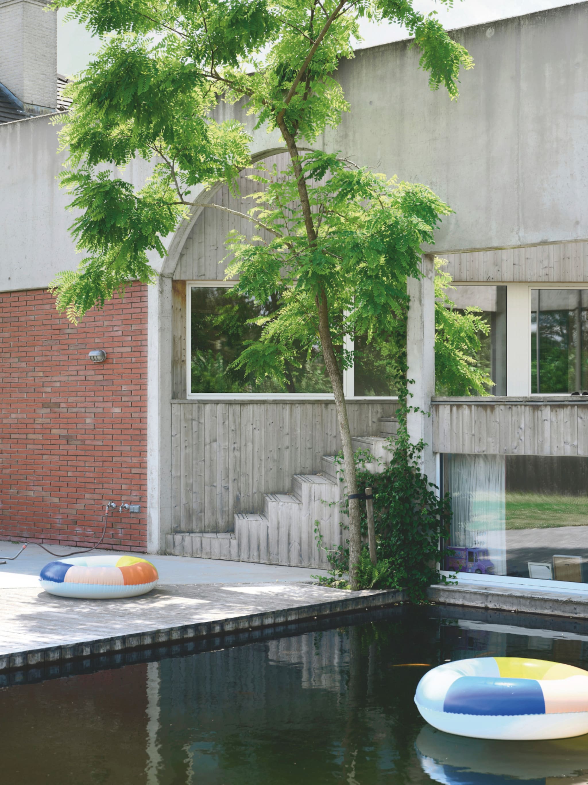 binnenkijken in vrijstaandhuis met zwemvijver