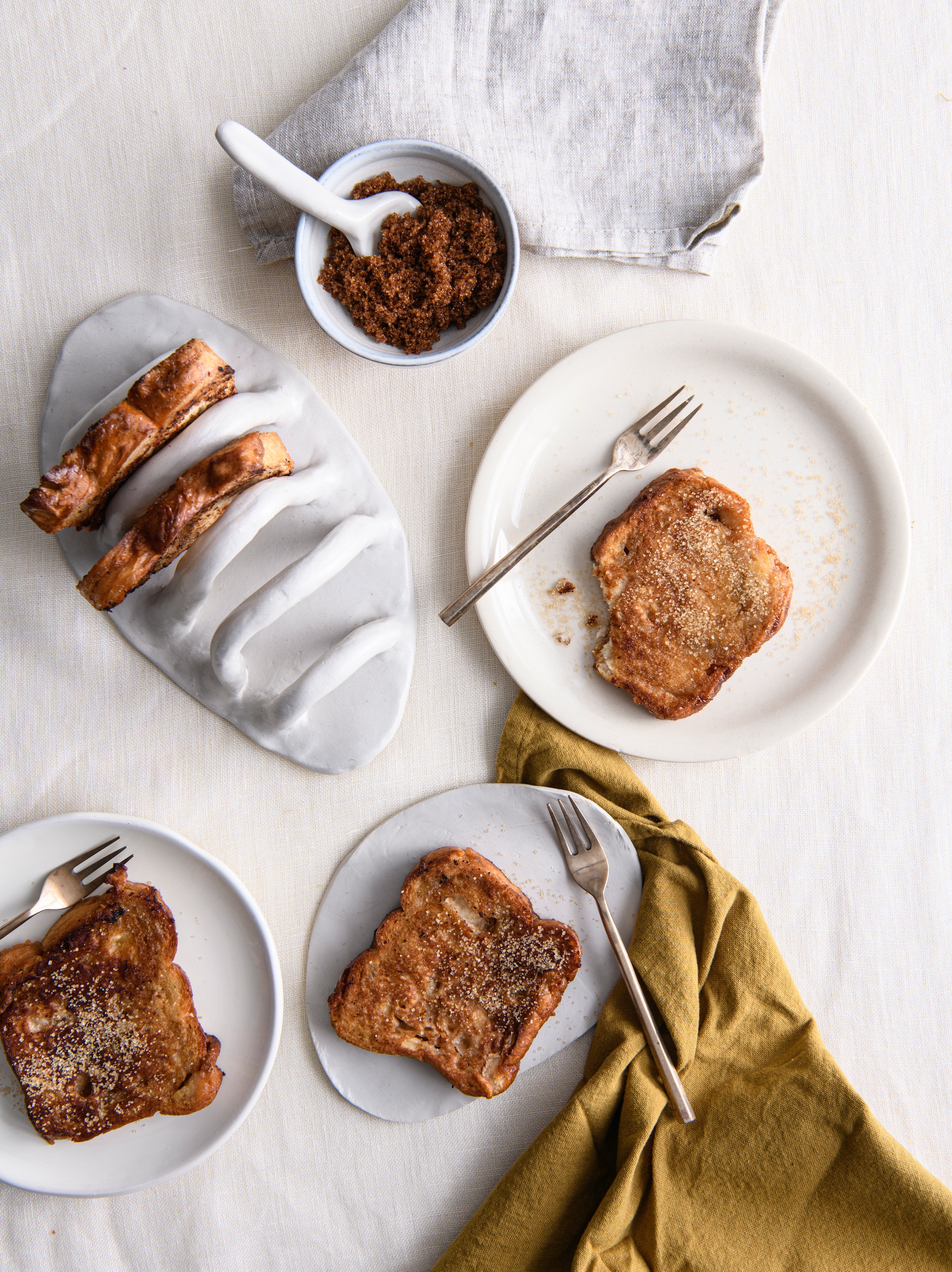 Textiel (vanmanenaantafel.nl). Servies (vanmanenaantafel.nl). Overig privébezit. vtwonen special DIY 3 2025 | styling Femke Pastijn I fotografie Louis Lemaire