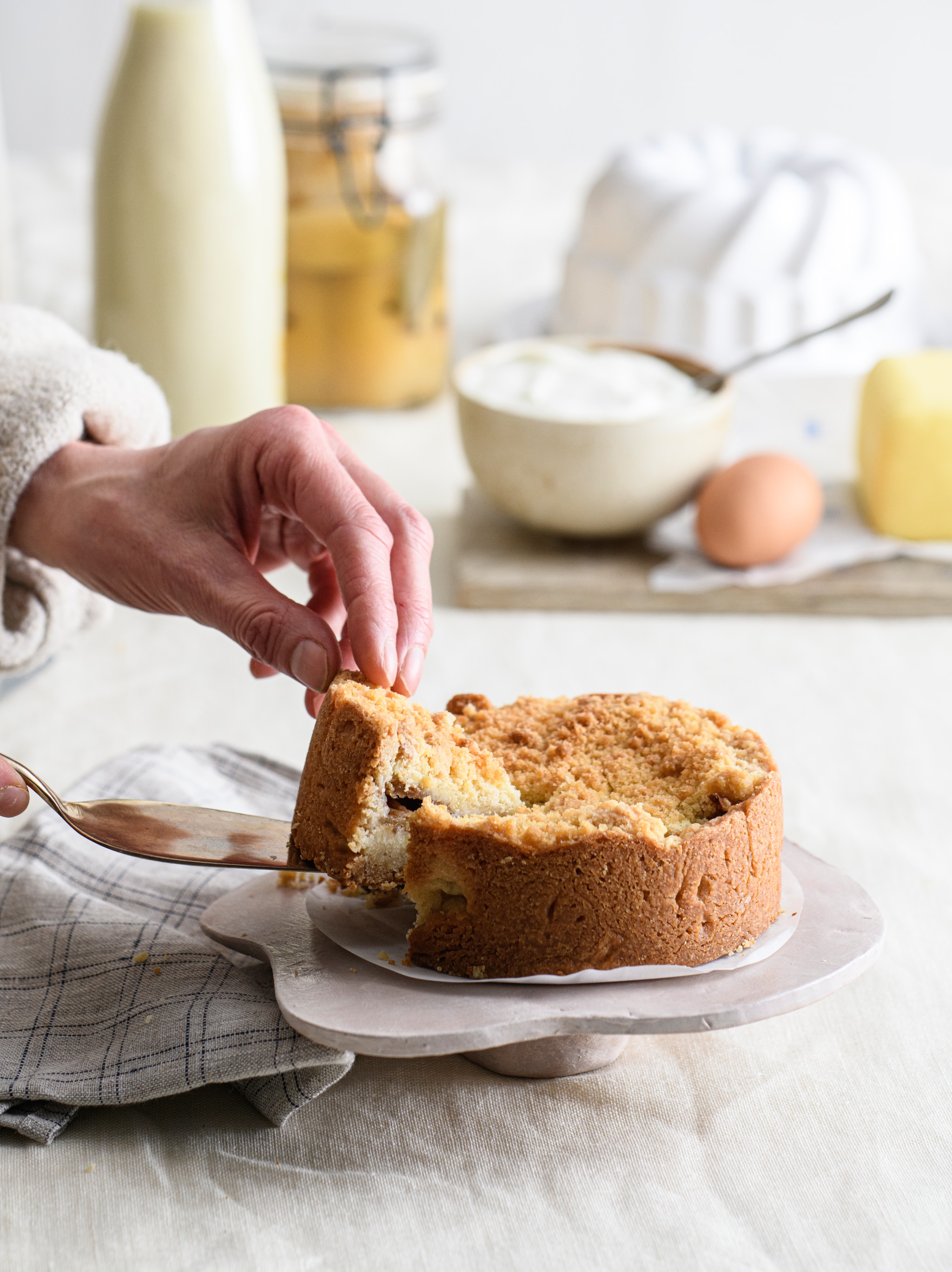Textiel (vanmanenaantafel.nl). Servies (vanmanenaantafel.nl). Overig privébezit. vtwonen special DIY 3 2025 | styling Femke Pastijn I fotografie Louis Lemaire
