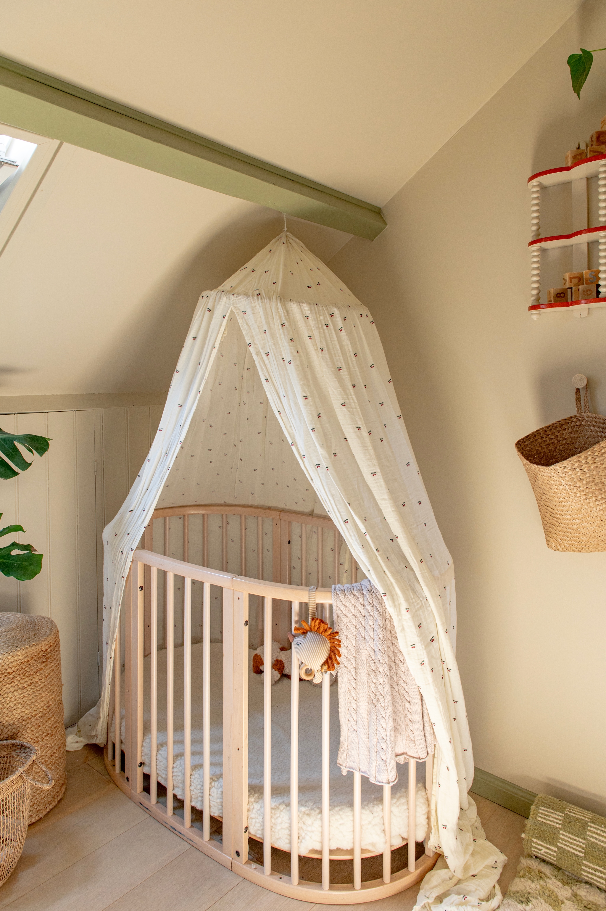 Ledikant Stokke via Marktplaats, hemeltje Konges Sløjd, wandplank tweedehands. Muurkleur Joa’s White van Farrow & Ball. Kleur balk Moss van Lab Paint. vtwonen DIY special 03-2025 | fotografie Caroline Coehorst